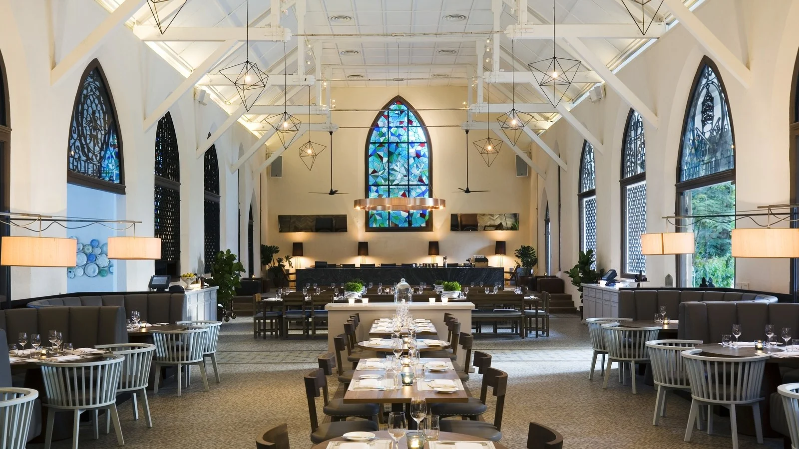 TheWhiteRabbit_Indoor_01.jpg