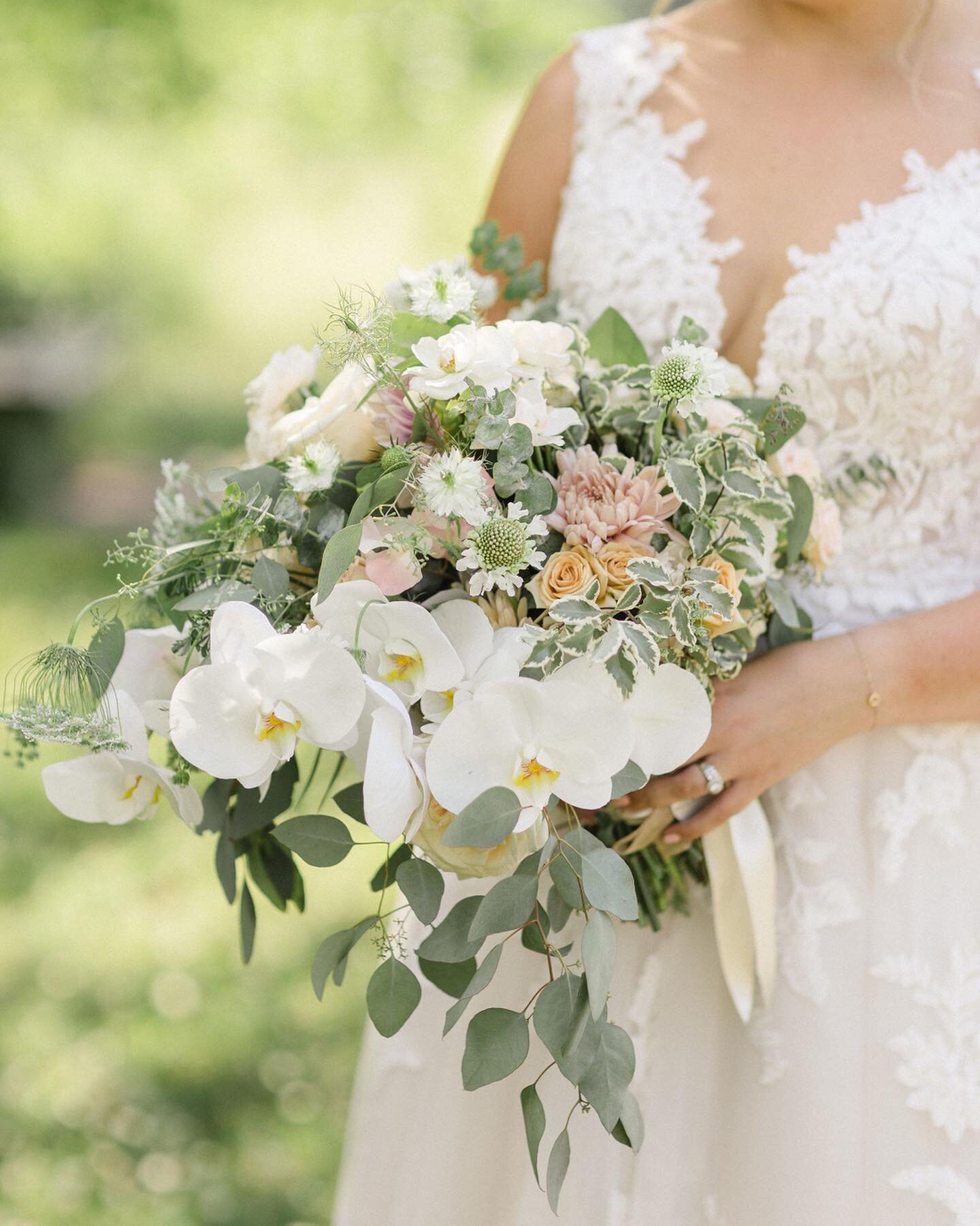 A favorite bouquet from last season by @petalsfleurs 🌿 
⠀⠀⠀⠀⠀⠀⠀⠀⠀
#jordandenikephotography