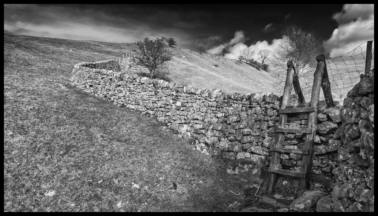 Footpath along Dowber Gill Beck