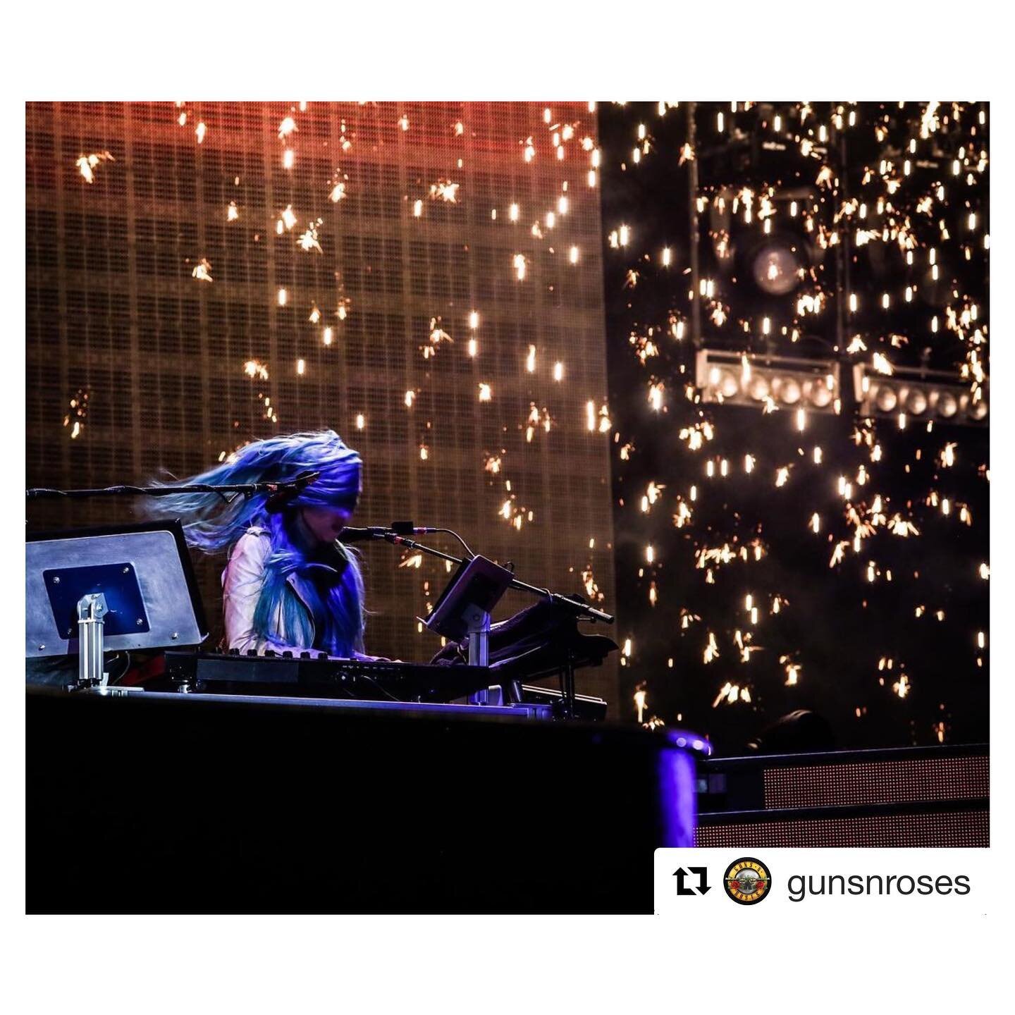 #Repost @gunsnroses
・・・
Electric moments with @themelissareese

💫 🌟 ⭐️ 💫 🌟 ⭐️ 💫 🌟 ⭐️

#gunsnroses #gnr #gnfnr #tour #hair #serve #music #gratitude #happiness #stage #keys #🎹 #🎤 #precovid