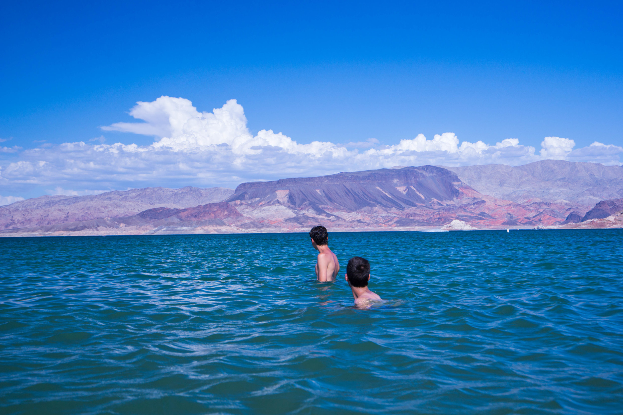 After crossing the CA-NV border we arrive at the waters of Lake Mead.