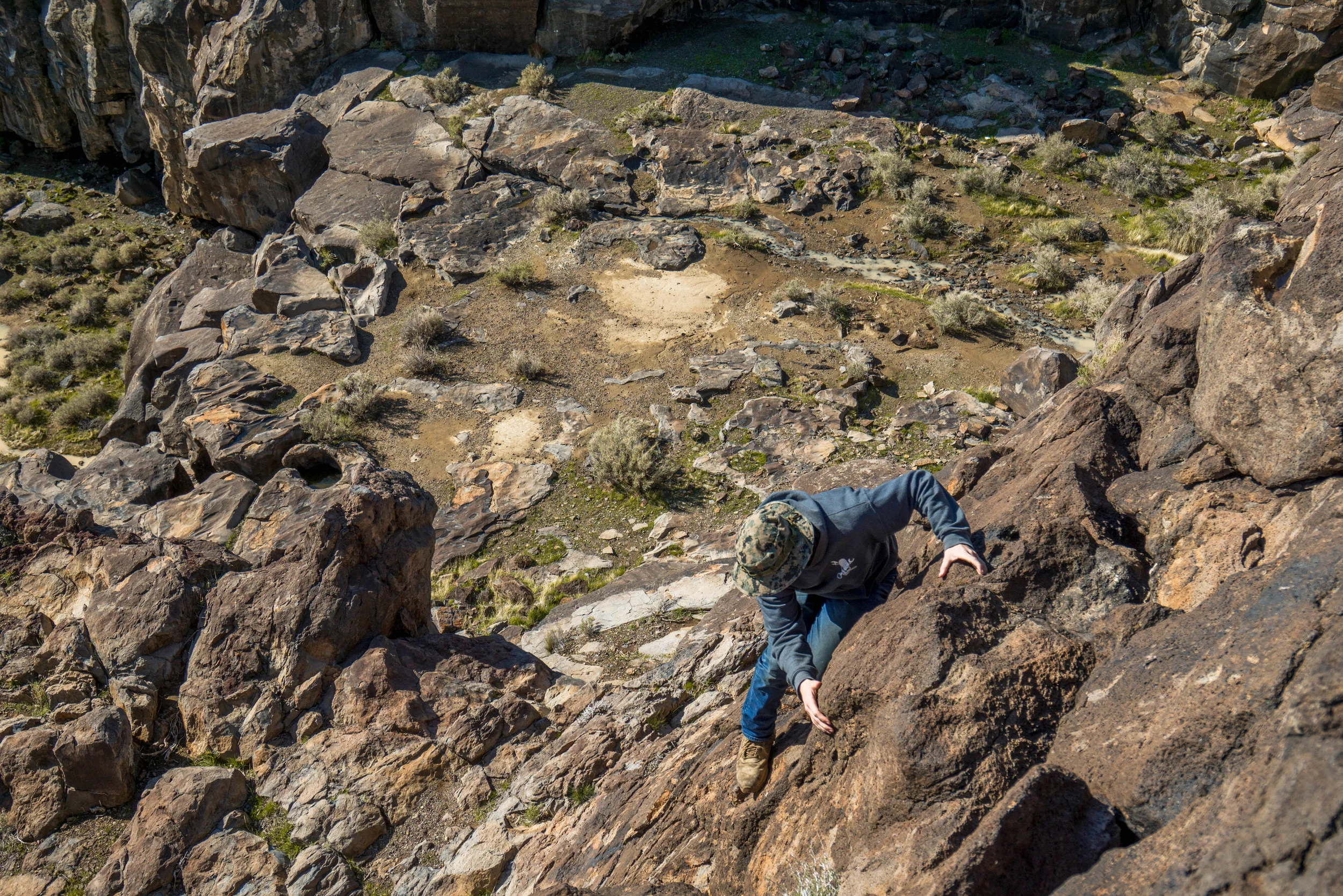 Good hand holds in the lava rock make the steep climb down relatively easy. 