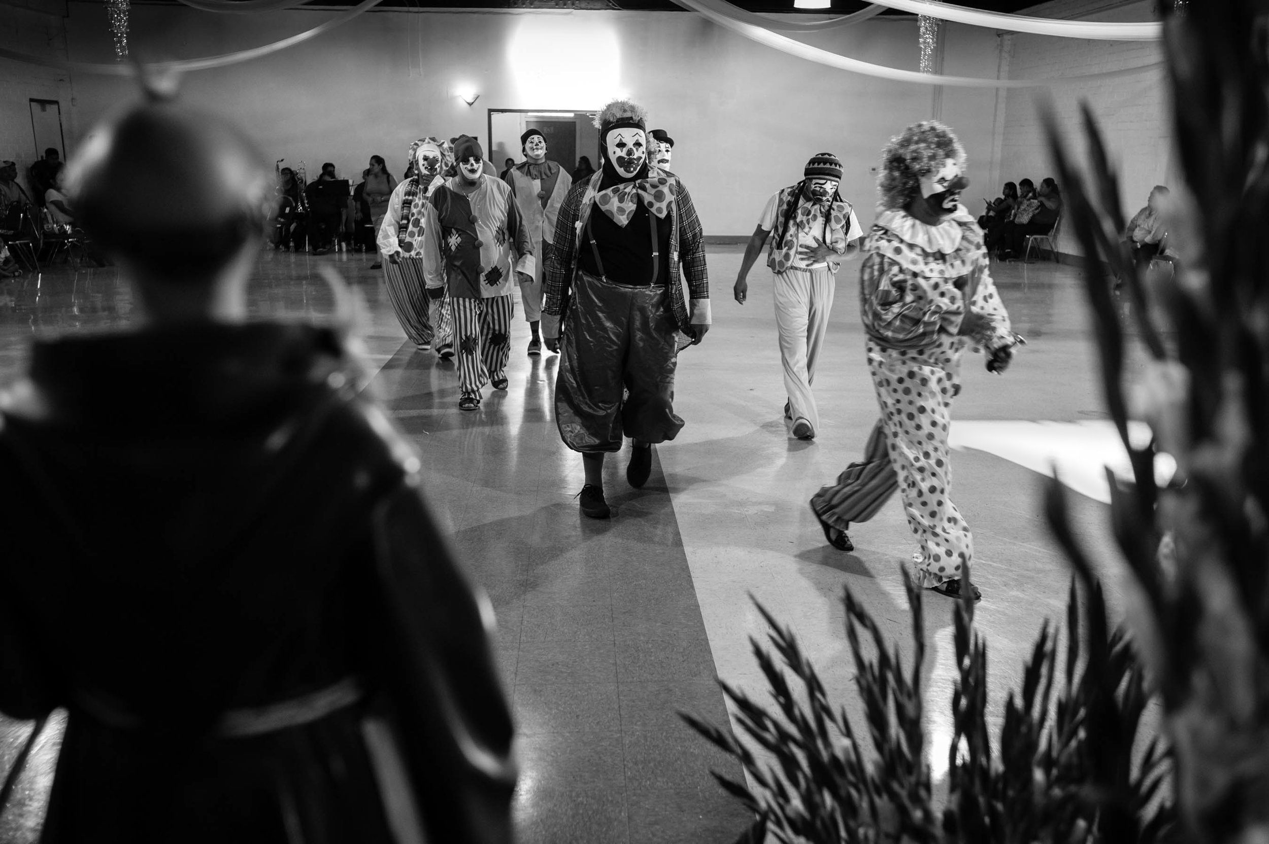  Familia Zapoteca performing the "danza de los payasos".&nbsp; 