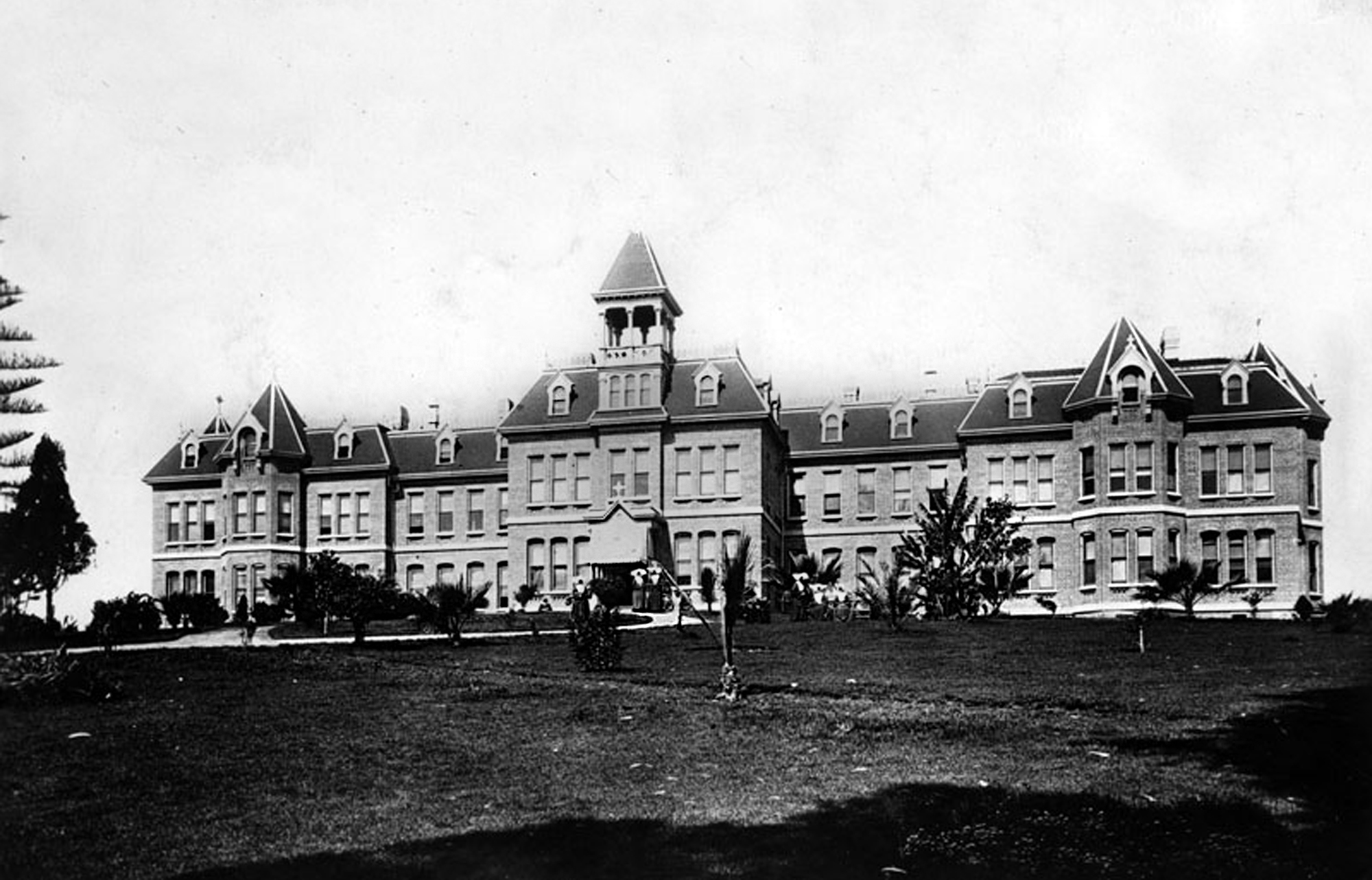 St. Vincent’s Hospital, about 1900. In 1883, The Daughters of Charity purchased land in Beaudry Park at a cost of $10,000 and erected a new hospital building a year later. In 1918, the hospital was renamed St. Vincent’s Hospital. Photo courtesy of Security Pacific National Bank Collection, Los Angeles Public Library
