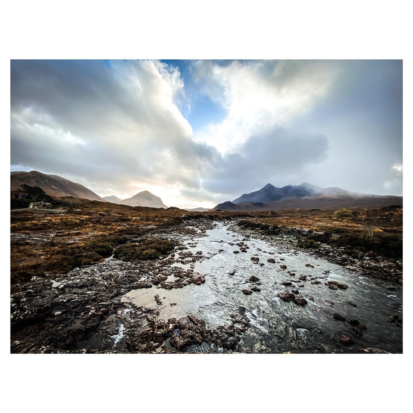 Isle of Skye. Legendary for fairies and photographers.🧚&zwj;♂️

#scotland