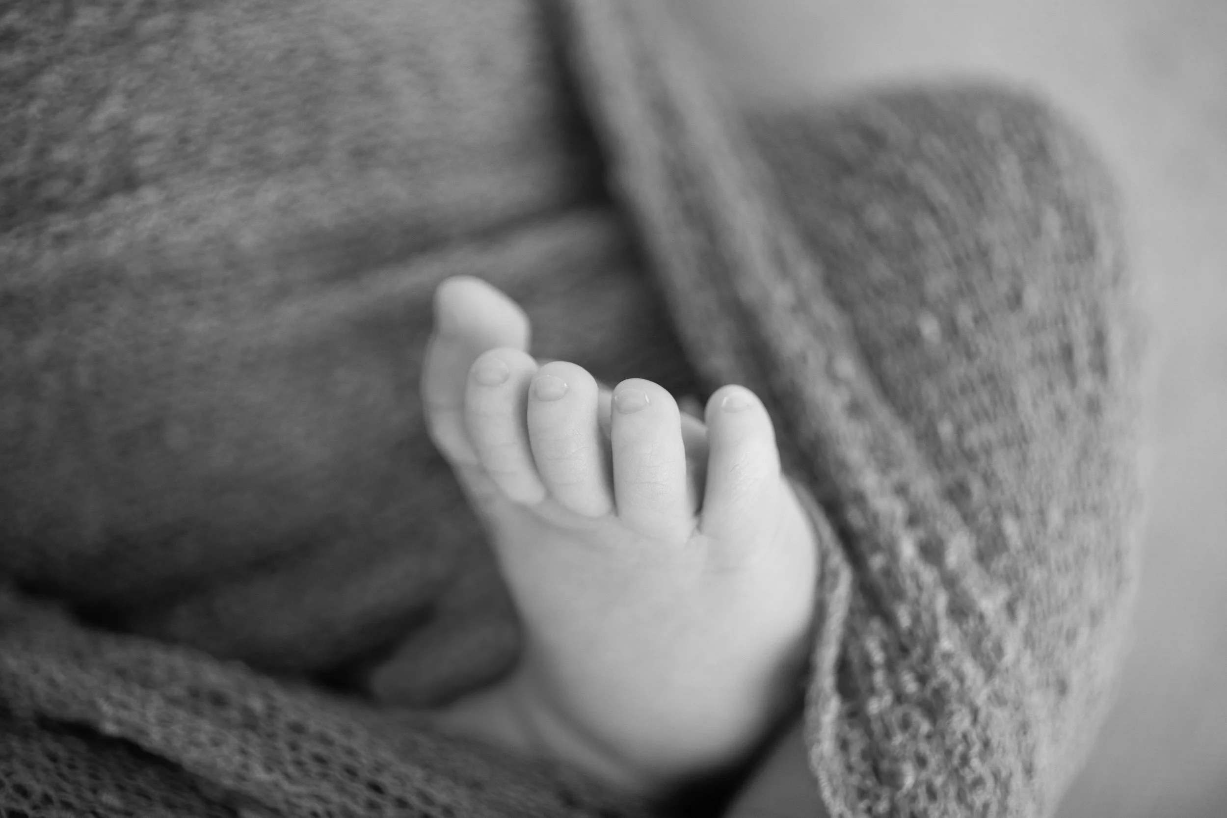 Omari Newborn B&W (27).jpg