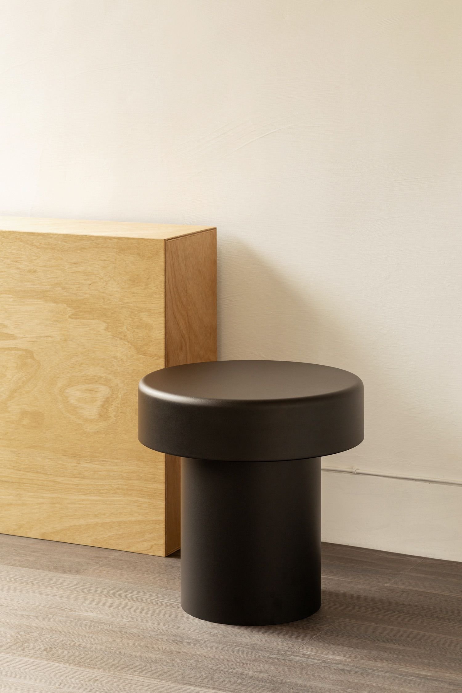 Edge table black 02.jpg