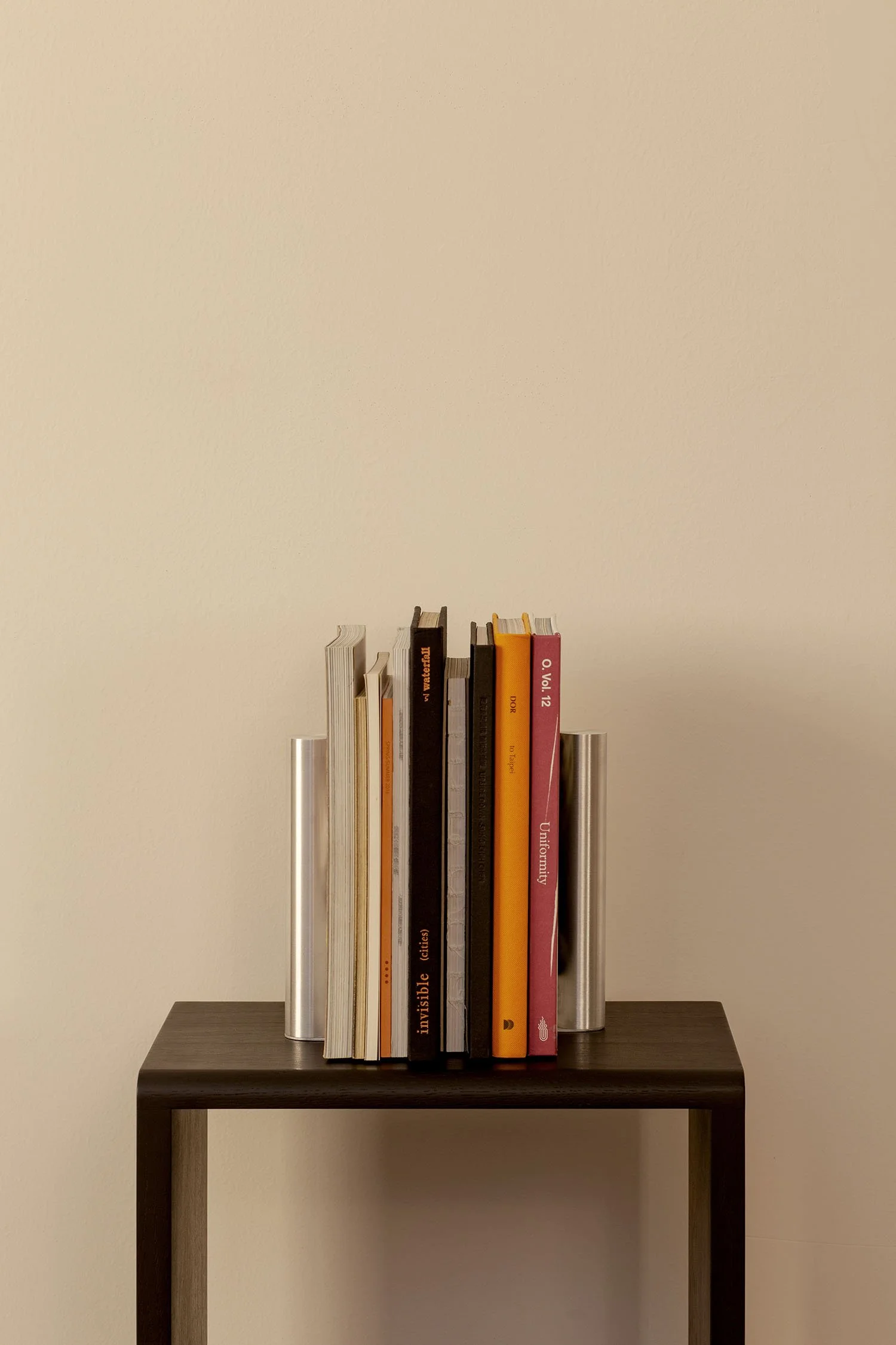Slim Bookend aluminium ©Esaila-5195-2.jpg