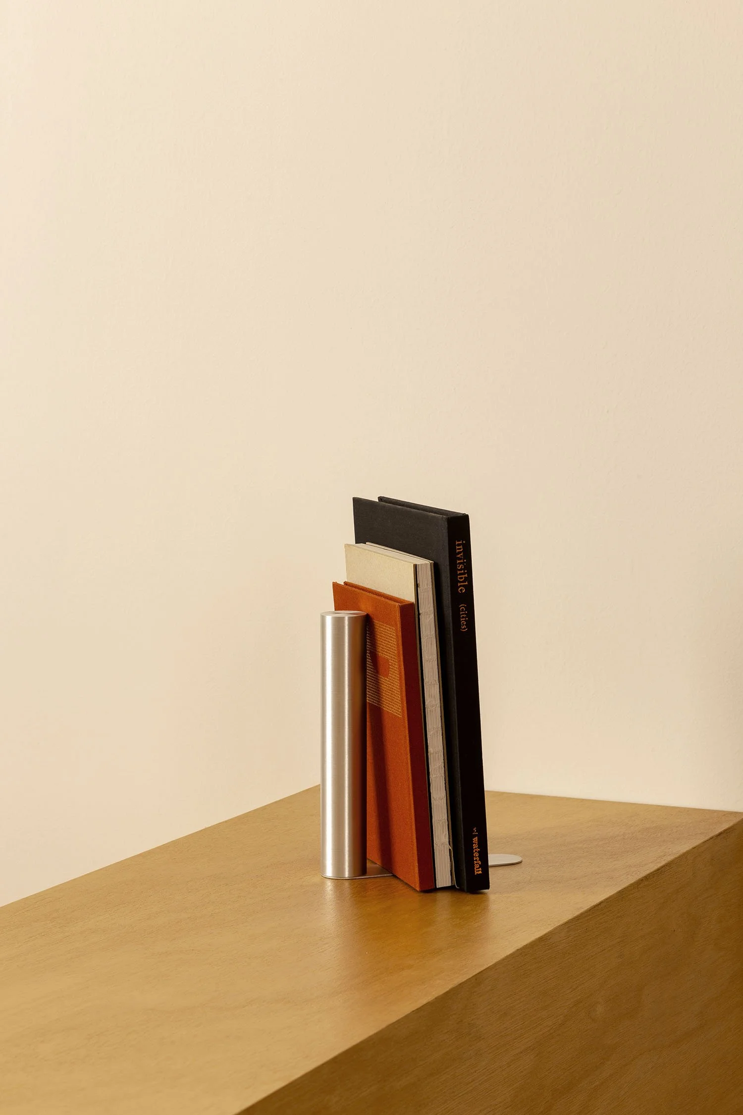 Slim Bookend aluminium ©Esaila-5164.jpg