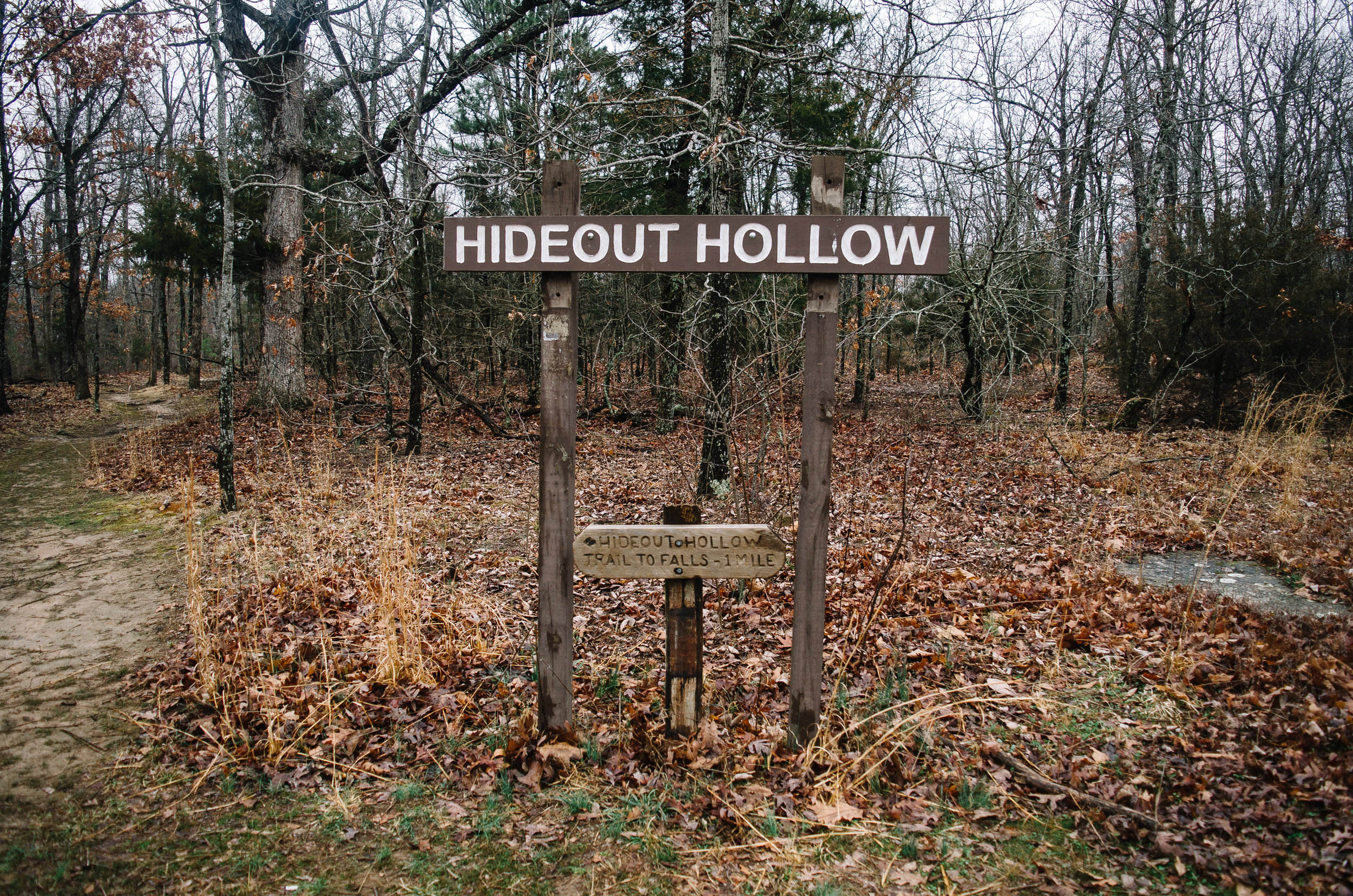 The trailhead for Hide Out Hollow.