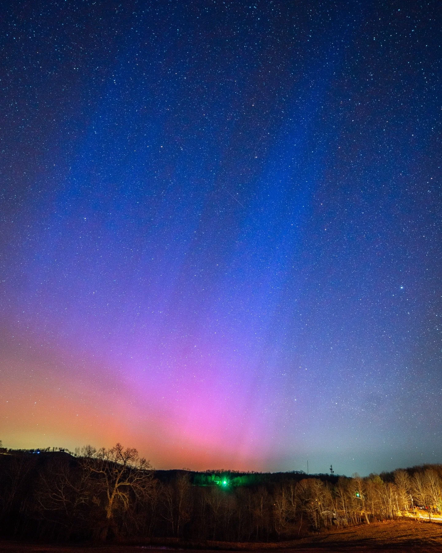 Northern Lights over Arkansas early this morning ✨ I almost gave up on the aurora after just a hint of color faded quickly in the evening.  However, a little after 4am it returned, and put on a beautiful show all the way until dawn!