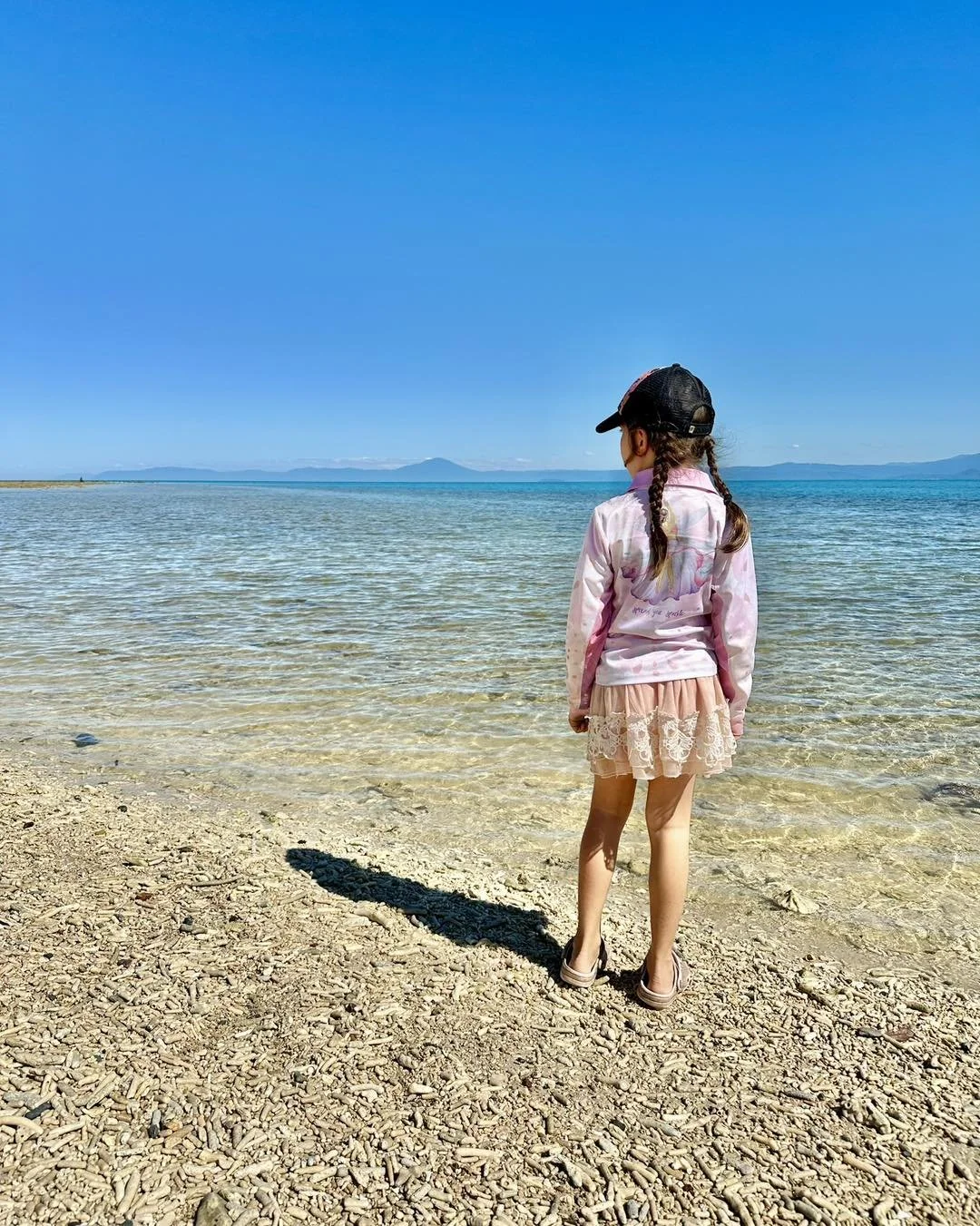 Fairy dreams shirt 🧚

A fairy dances gracefully, shimmering with a uniqueness and brightness. As she twirls and glides through the air, her movements create a mesmerizing spectacle, captivating all who behold her. The soft glow casts a radiant light