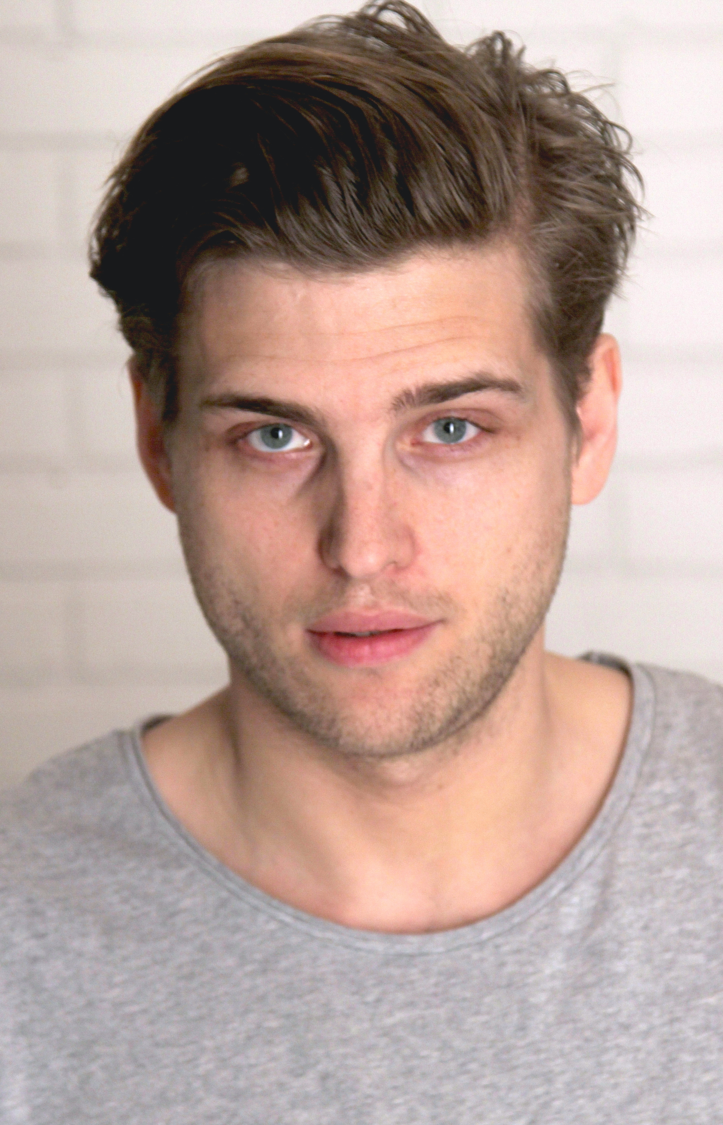 Anders Hazelius Regi/Producent Telefon: 073 580 77 10 Prisvinnande regissör och filmnörd. Efter studier vid Konsthögskolan Valand i Göteborg jobbar nu Anders med att städa bort ”gött” ur sin vokabulär. Förgäves.