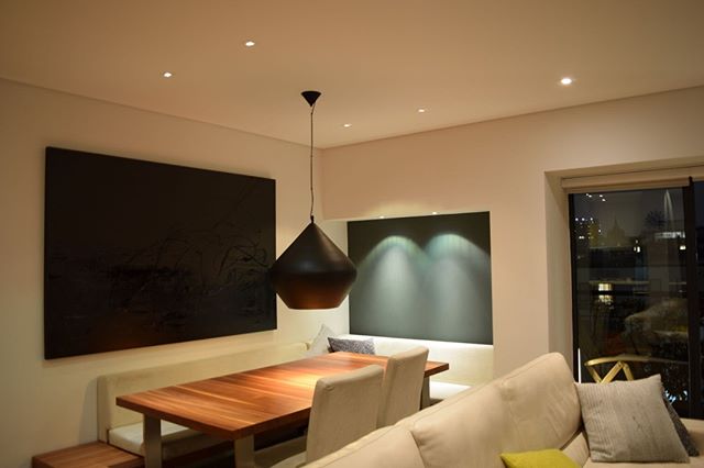In additional to bright lighting that attracts the eye to a beautiful feature — be it a dining room table or a piece of art — soft shadows can help draw attention to a lit area, as well as hide less attractive spaces #lighting #lightingdesign #architects #decor #beautifulhomes #welovelight #interiorsandhome #luxuryinteriors #homeandgarden #interiorphotography #londondesign