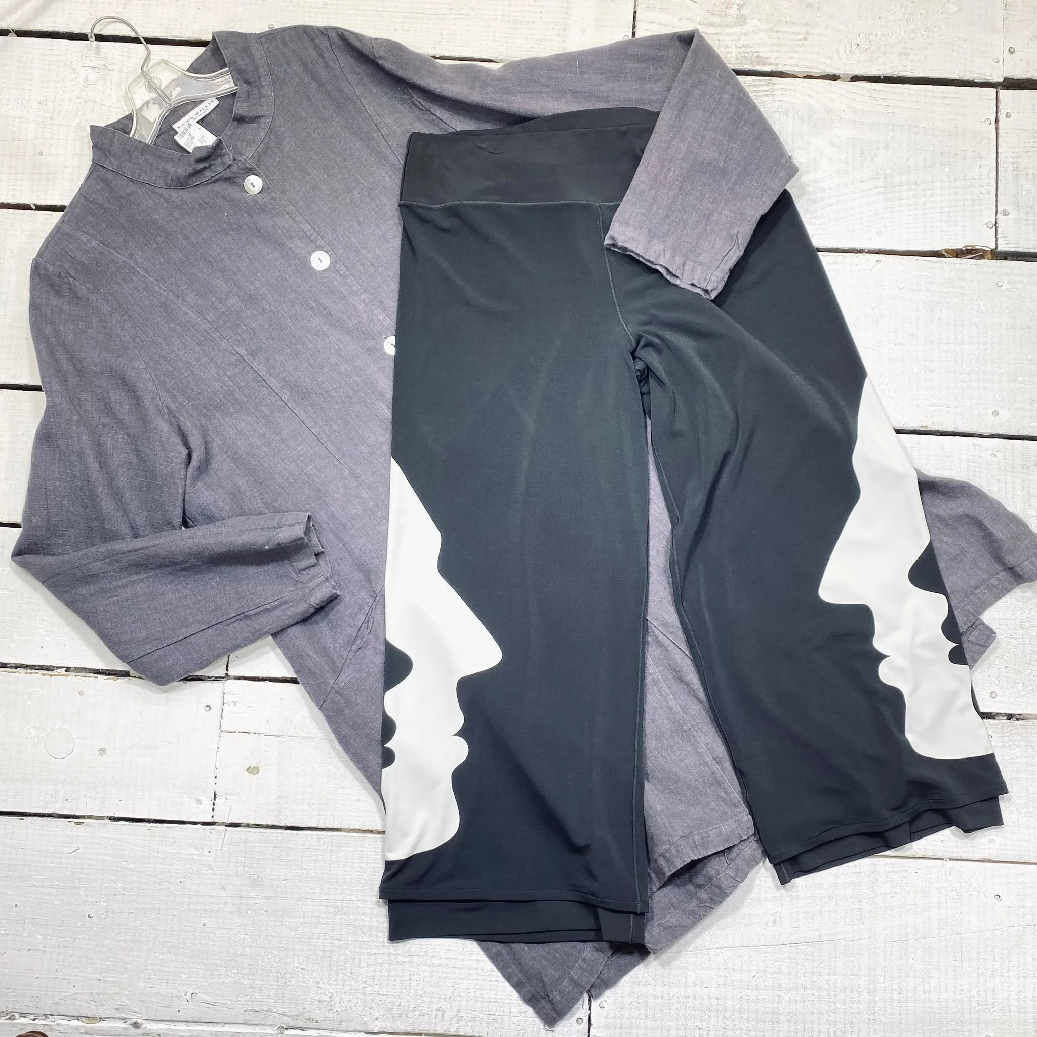 Bryn Walker Tunic Size XL, $25.95
Capris Size 14, $20.95