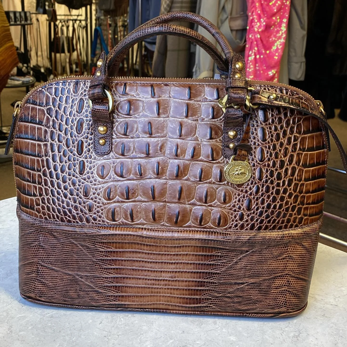 This beauty also comes with crossbody strap! Brahmin $74.95 🤎