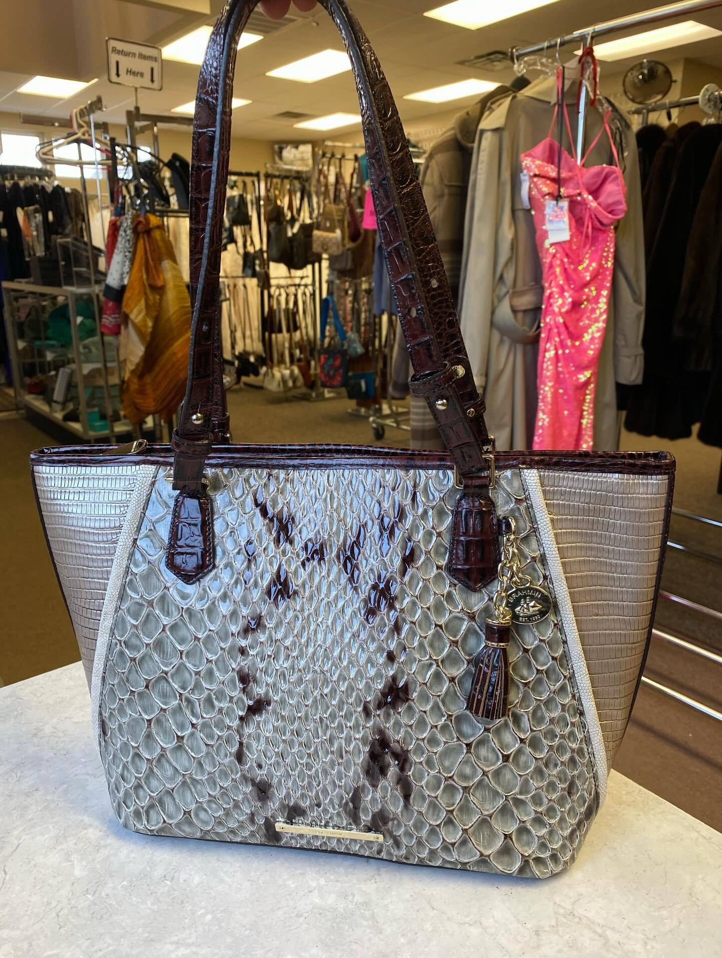 This cutie still has protective plastic on its hardware- nice! Brahmin $82.95! 🤎💚🤍