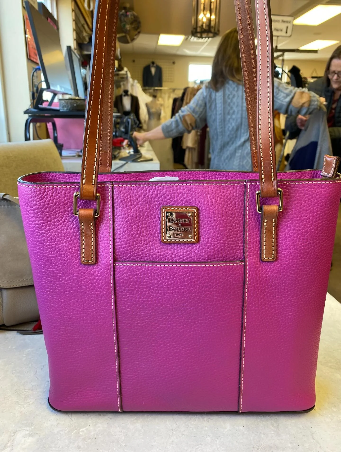 Super cute color! Dooney $84.95! Brand new!! 🩷🩷🩷