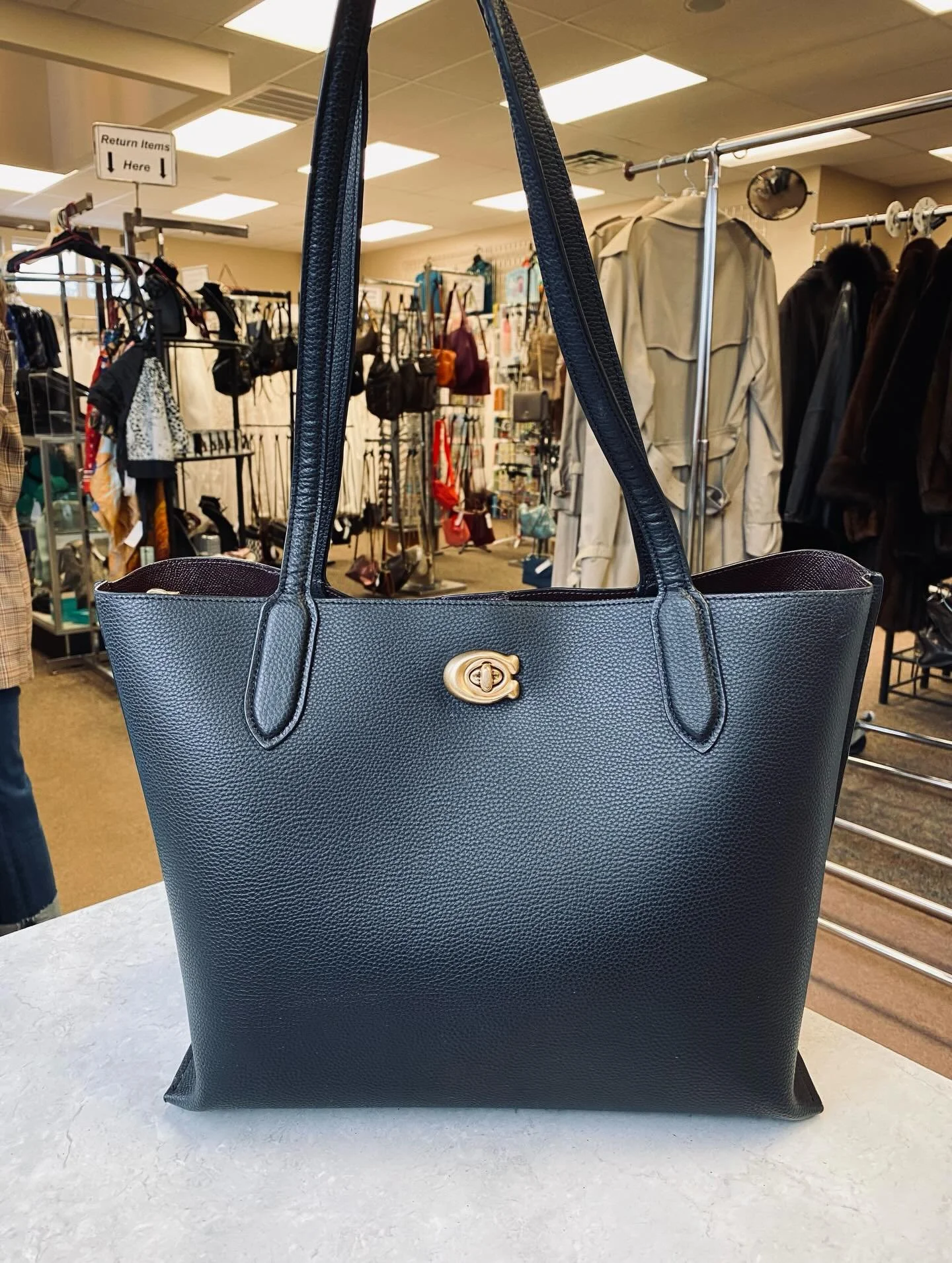 What a stunning bag!!!! 😍😍😍 $199.99! 🖤