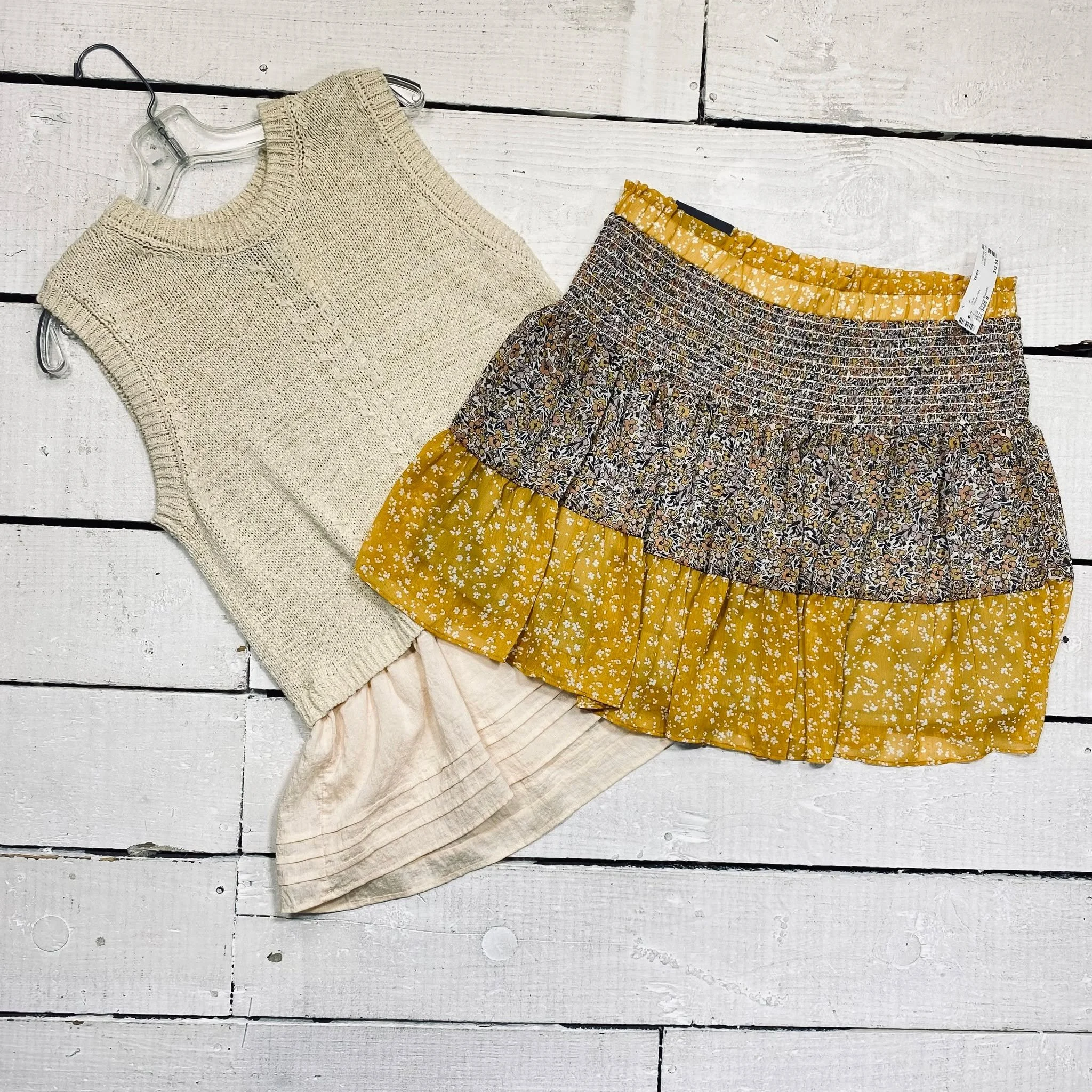 Simply Vera Top Size L, $15.95
Banana Republic Skirt Size 8, $12.95