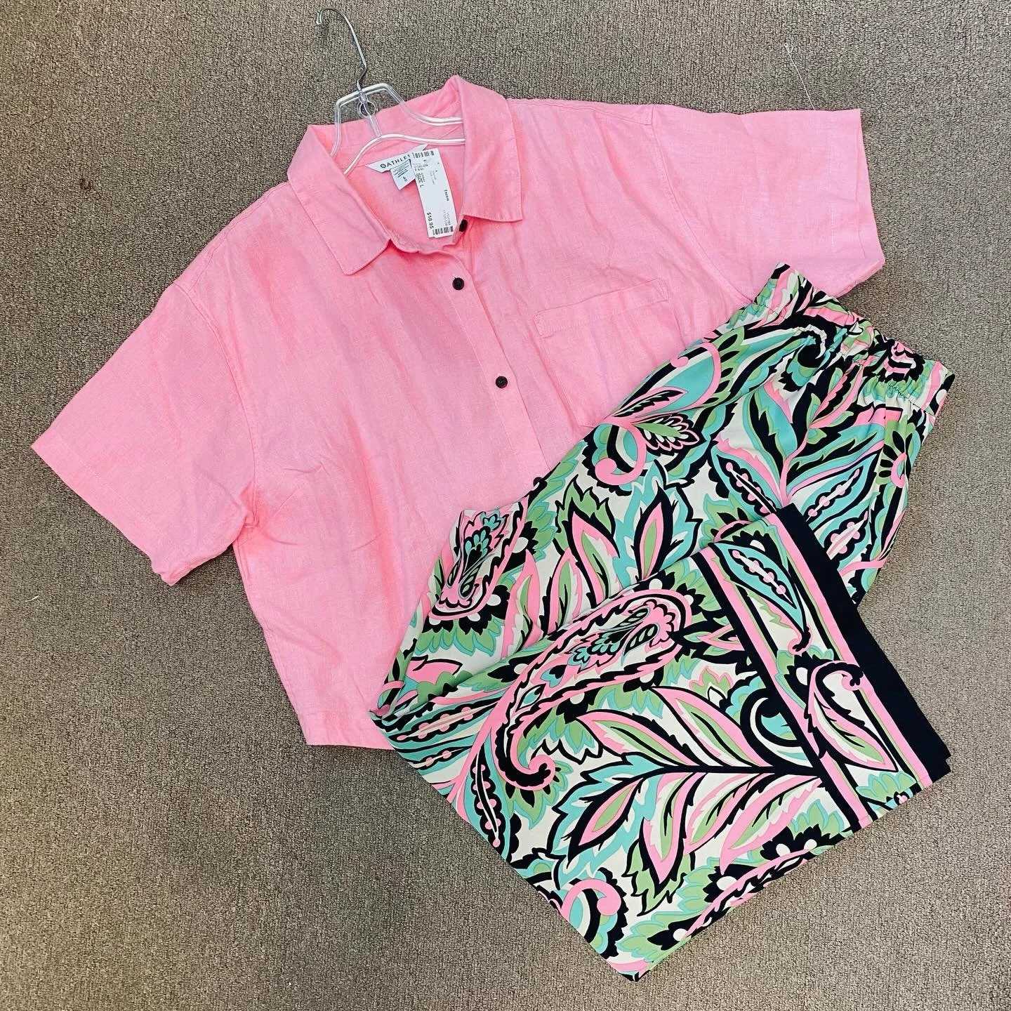 Athleta Blouse Size L, $18.95 🩷
Joseph Ribkoff Pants Size L, $64.95 💚