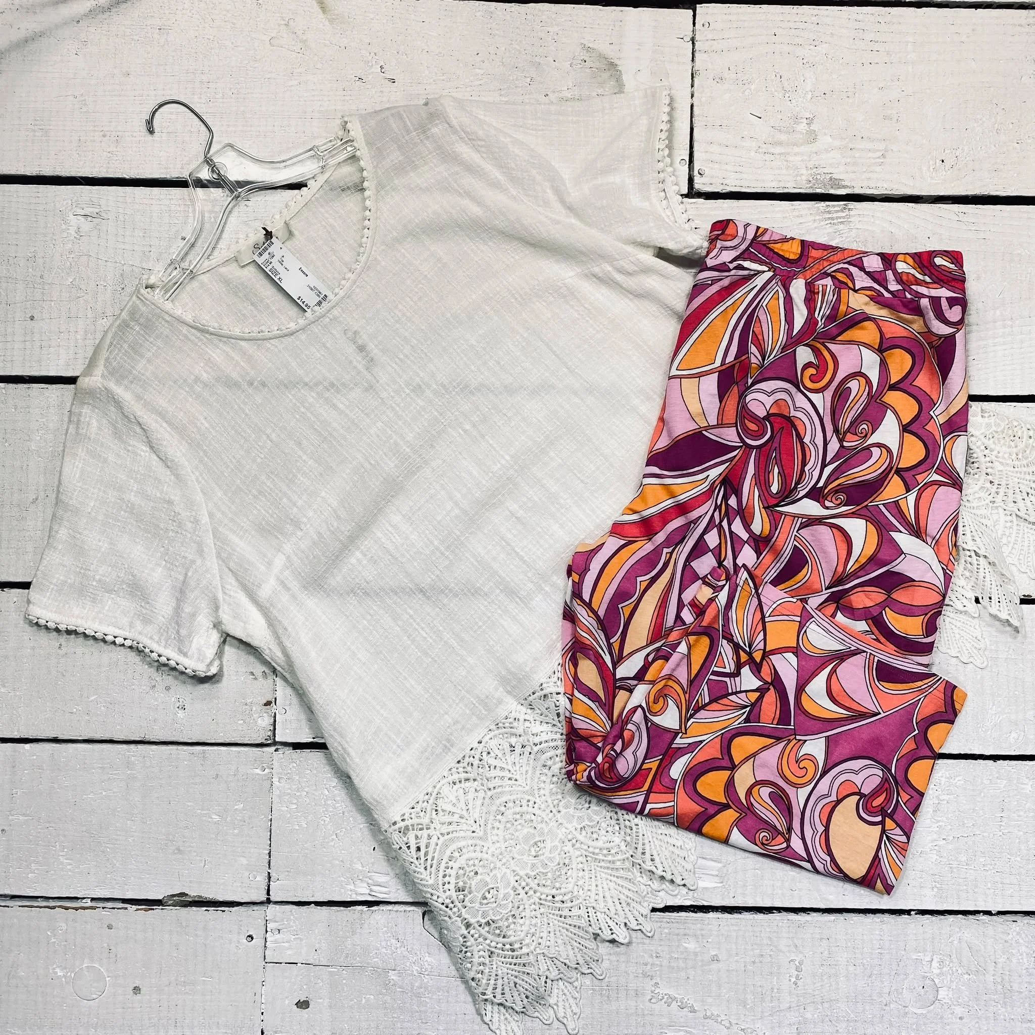 Solitaire Top Size XL, $14.95
Kim Gravel Capris Size 18, $8.55