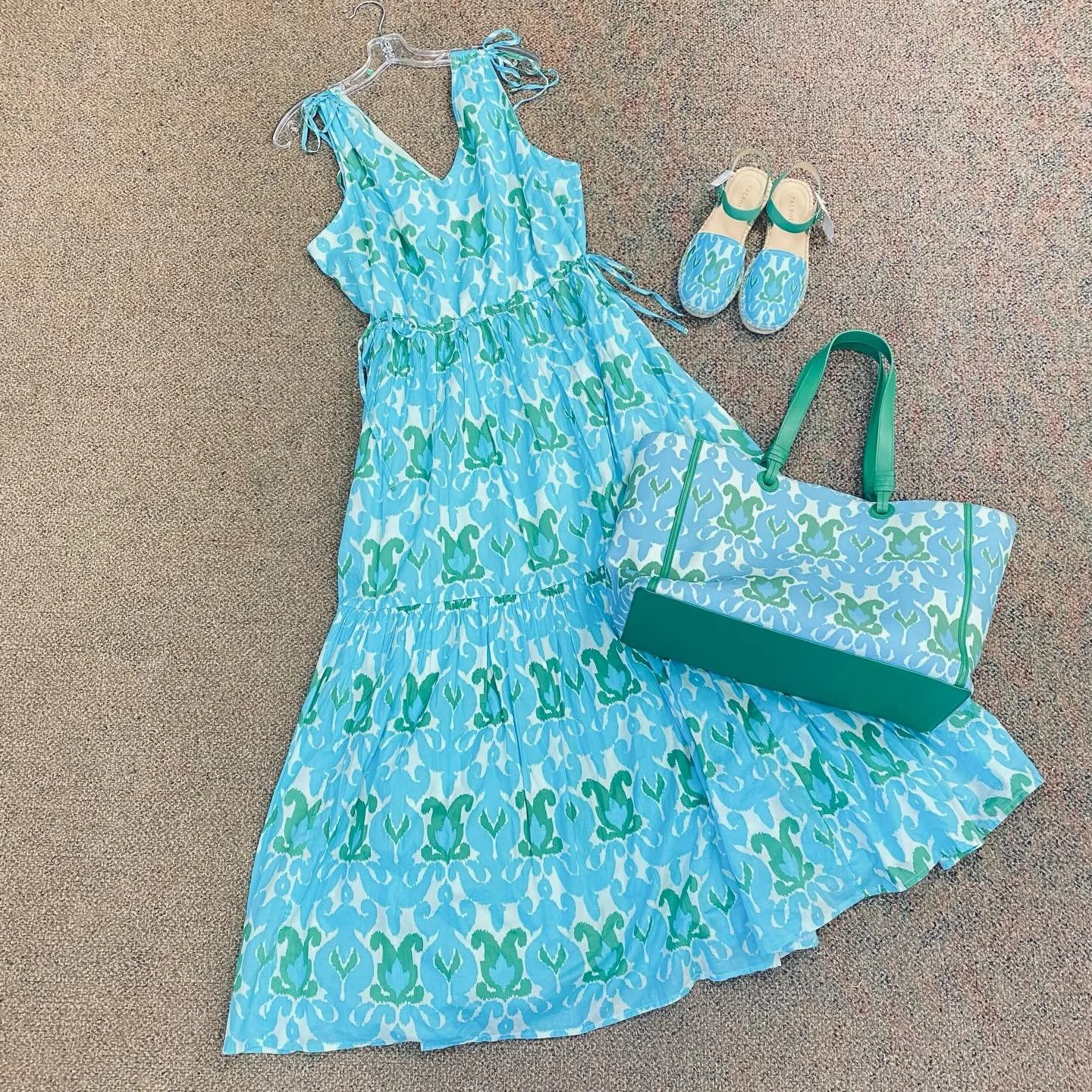 If you wanna go ALL OUT with a pattern, this is the way to do it! 🩵💚🤍 Talbots Dress size 18, retail price $189, our price $45.95! Talbots purse $38.95! Espadrille flats size 7, $30.95!