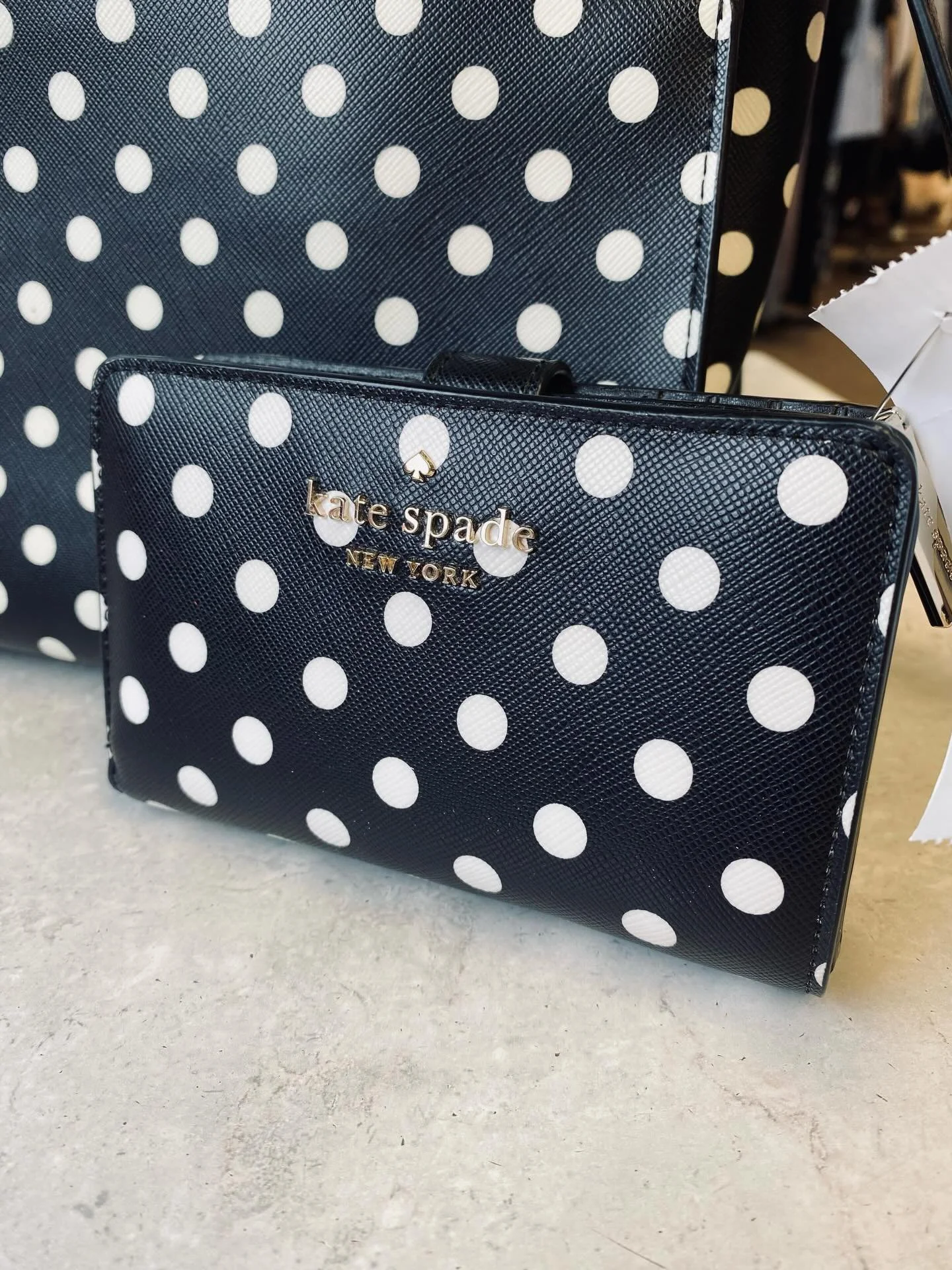 Kate Spade purse $99.99! (Retail $399) Wallet $42.99 What a cute set! 🖤🤍🖤