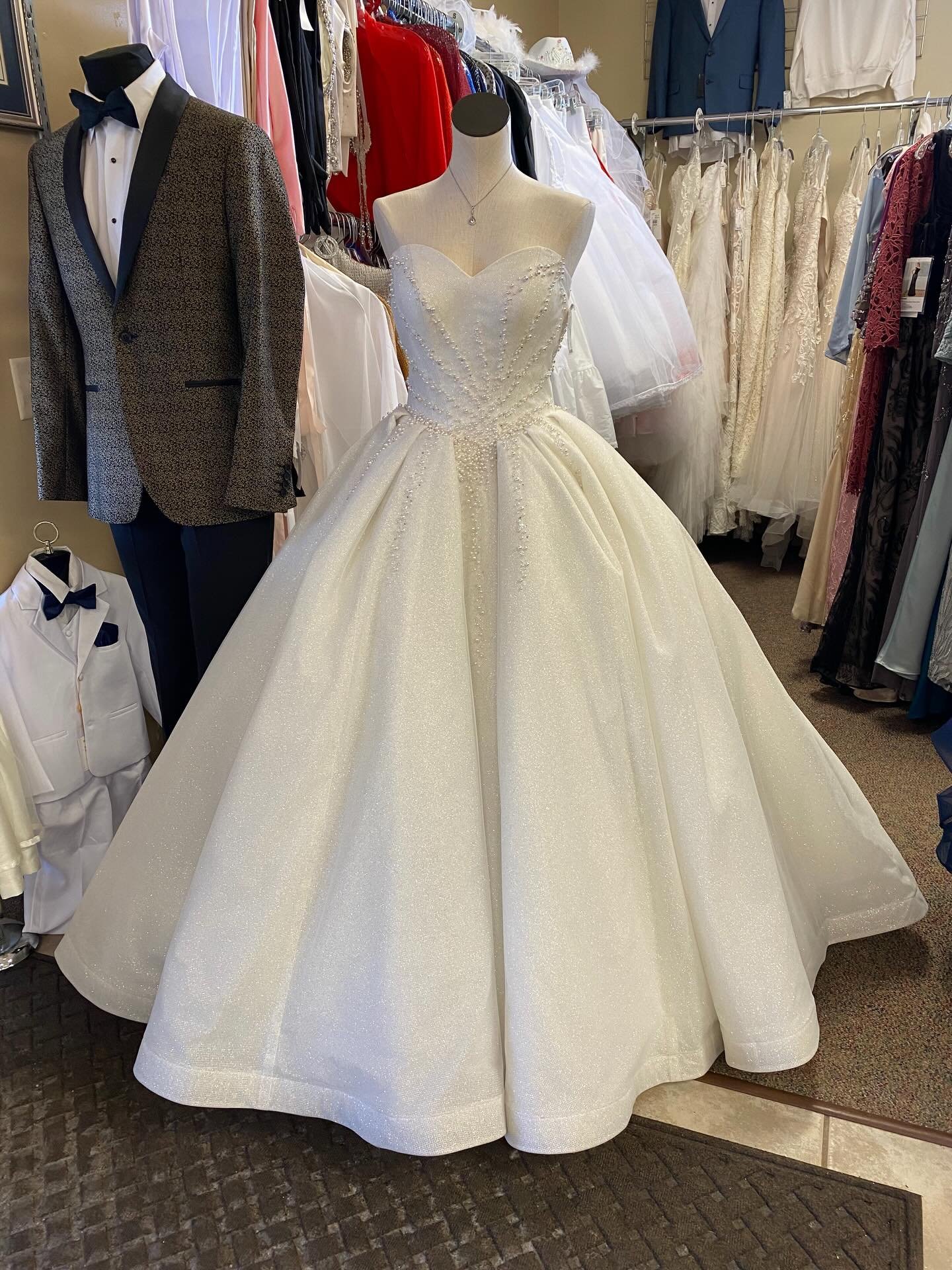 ✨🤍Check out this GORGEOUS custom made wedding gown! We are obsessed with this dress and are excited to it to find a home! It&rsquo;s a size 4/6 priced at $849.95! 🤍✨
