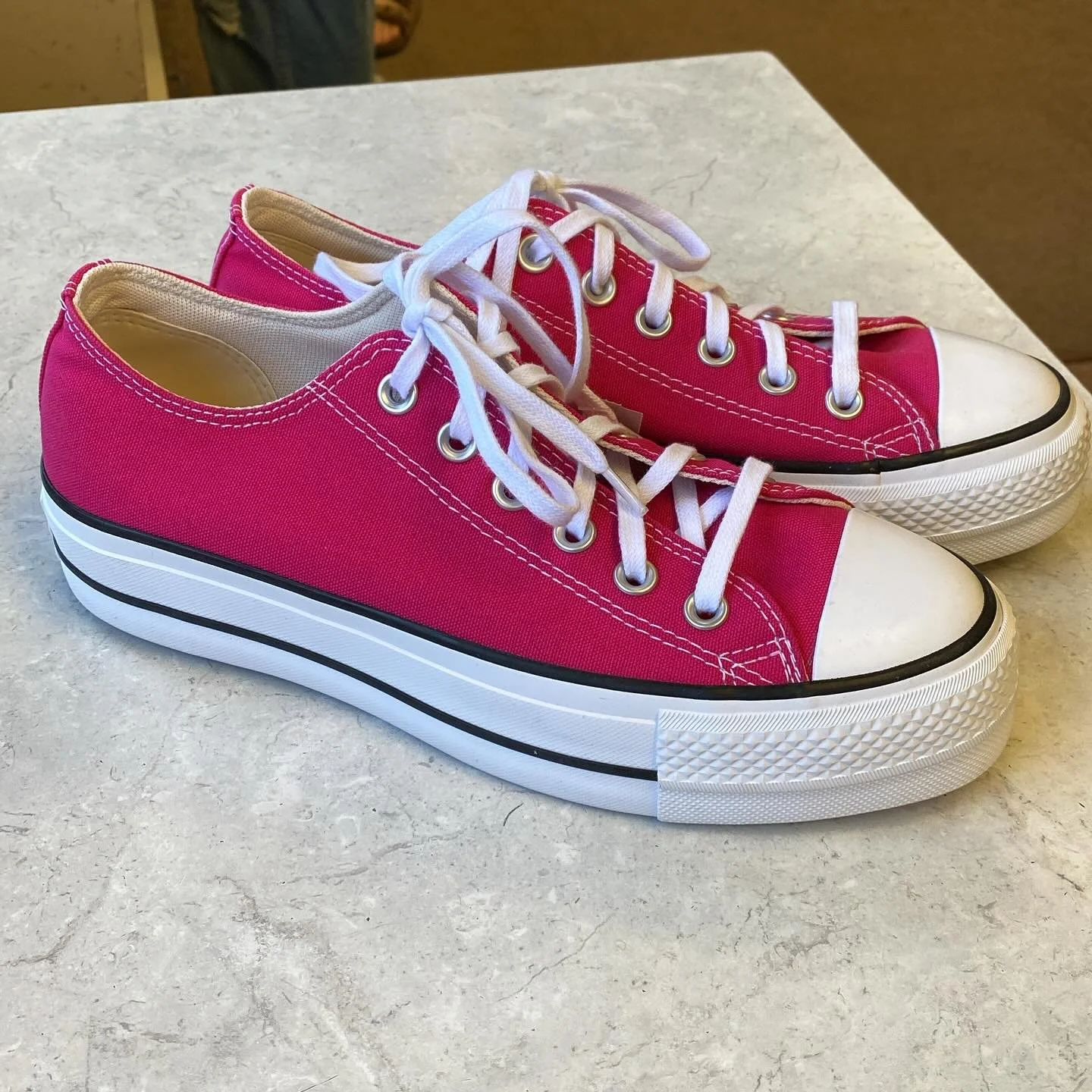 Converse size 8, $35.95 🩷