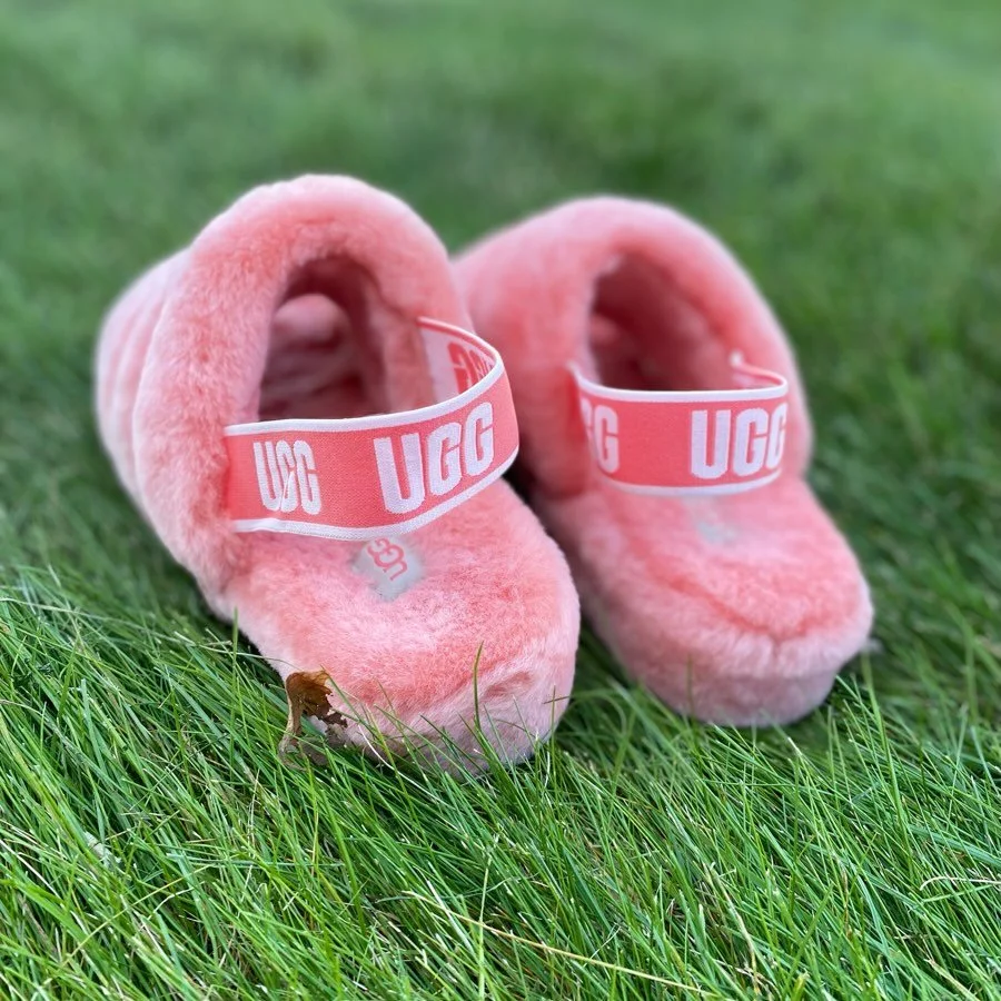 Fuzzy Peach Uggs! size 8, only $28.99! ✨🧡