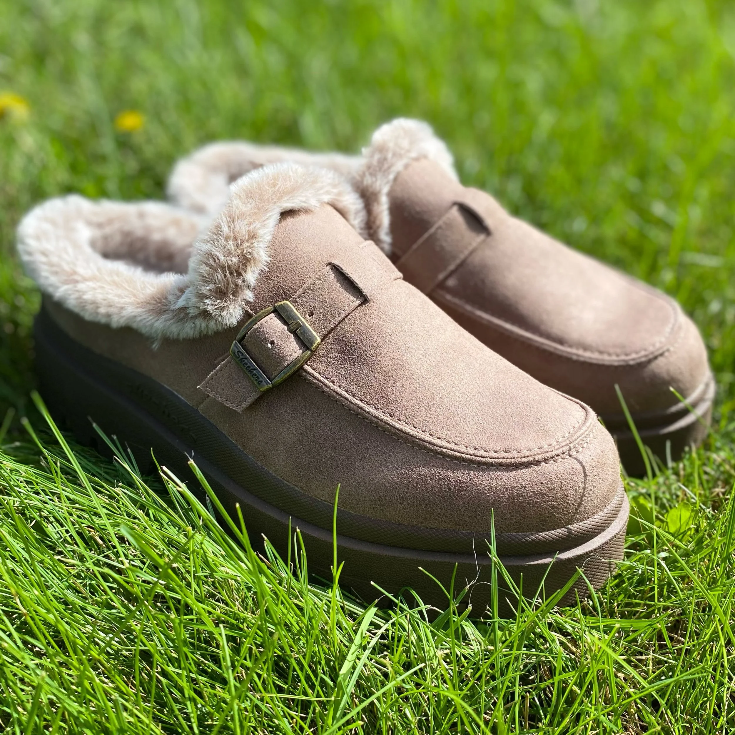 Fuzzy and comfy is what we like! These Skechers are a size 8.5 and are SO soft! 🤩 Only $38.99! ❤️
