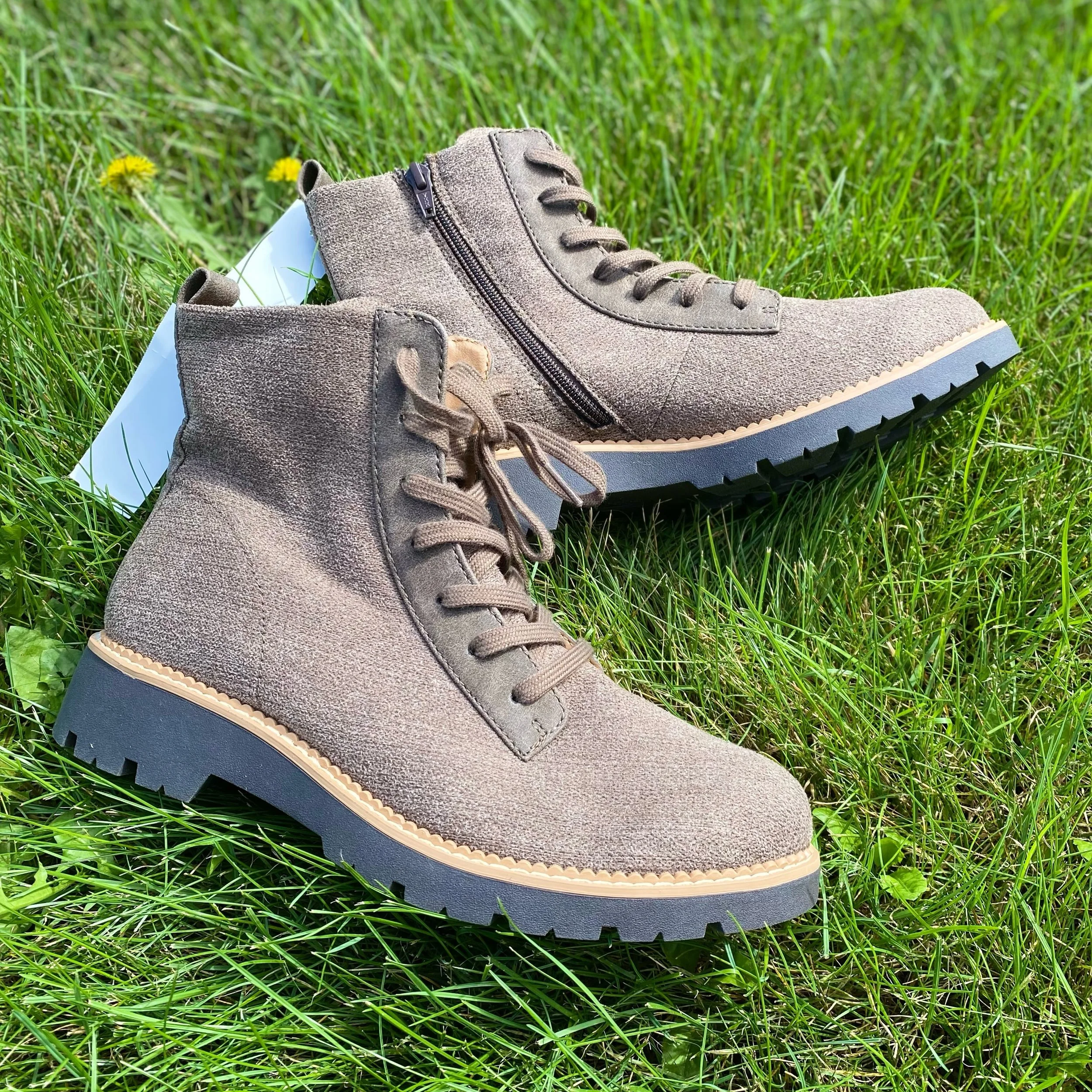 BRAND NEW Sofft Ankle Boots in this trendy dusty brown color! Size 9, only $40.99! 🤎🤩