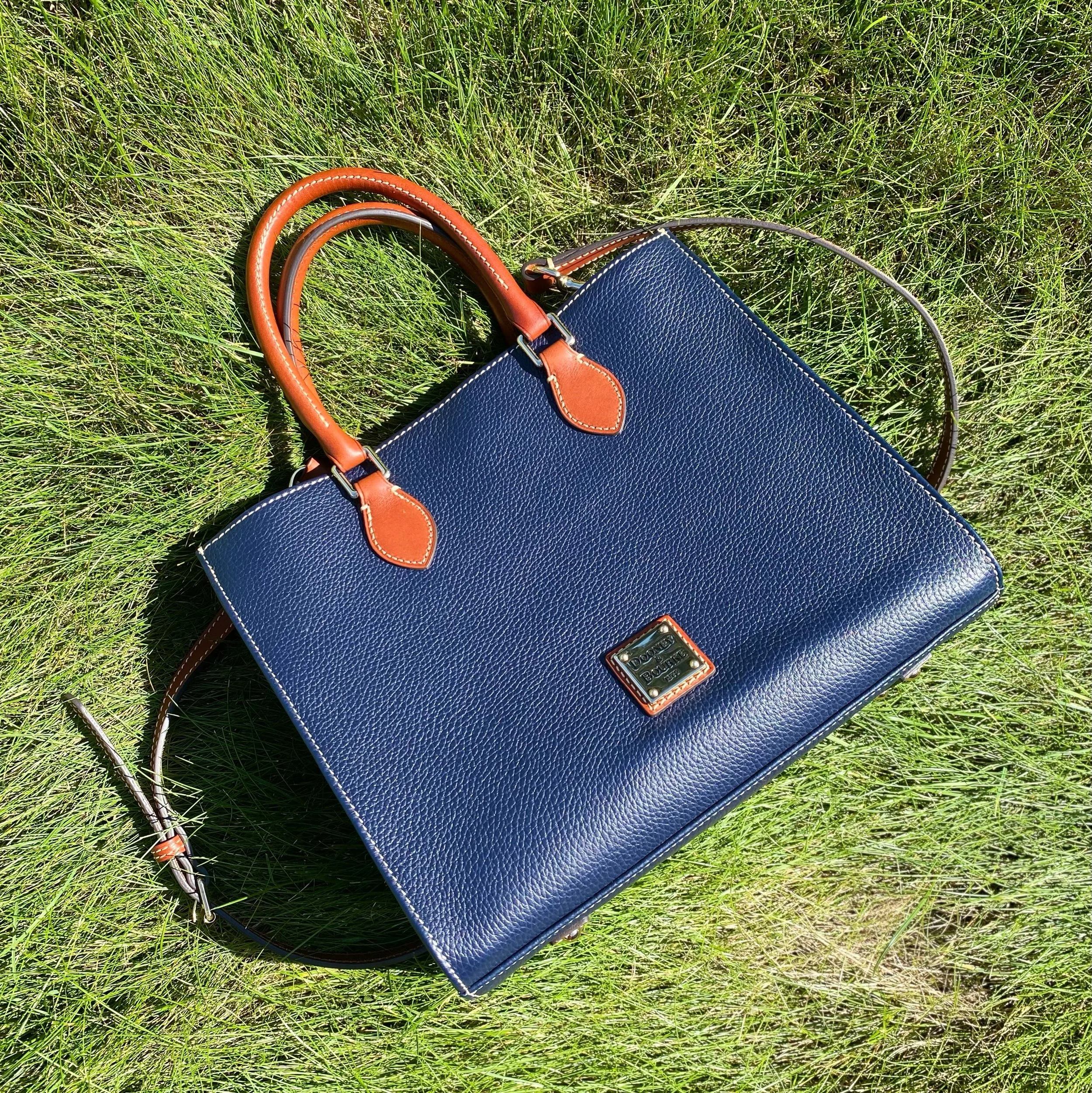 Are you looking for that elusive navy purse everyone&rsquo;s ALWAYS looking for? Here she is! 💙 Beautiful navy Dooney &amp; Bourke bag with gorg golden hardware and a crossbody strap for comfort! Only $89.99! ✨