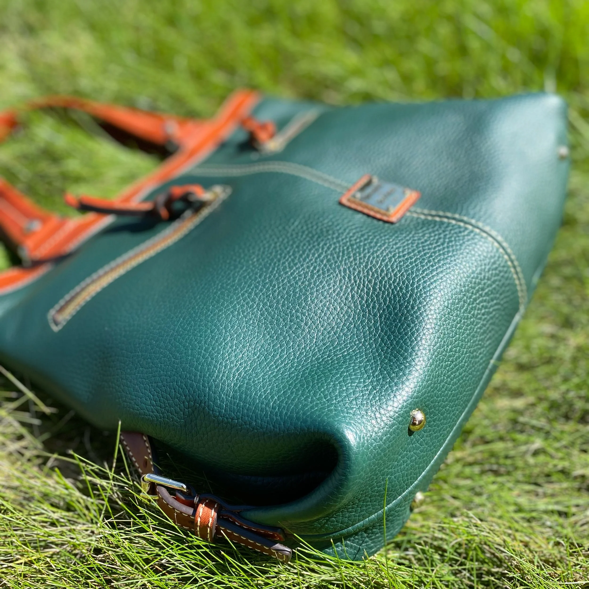 GORGEOUS emerald and brown combo ✨ Dooney &amp; Bourke with double trouble zippers in the front! Only $142.99! 💚