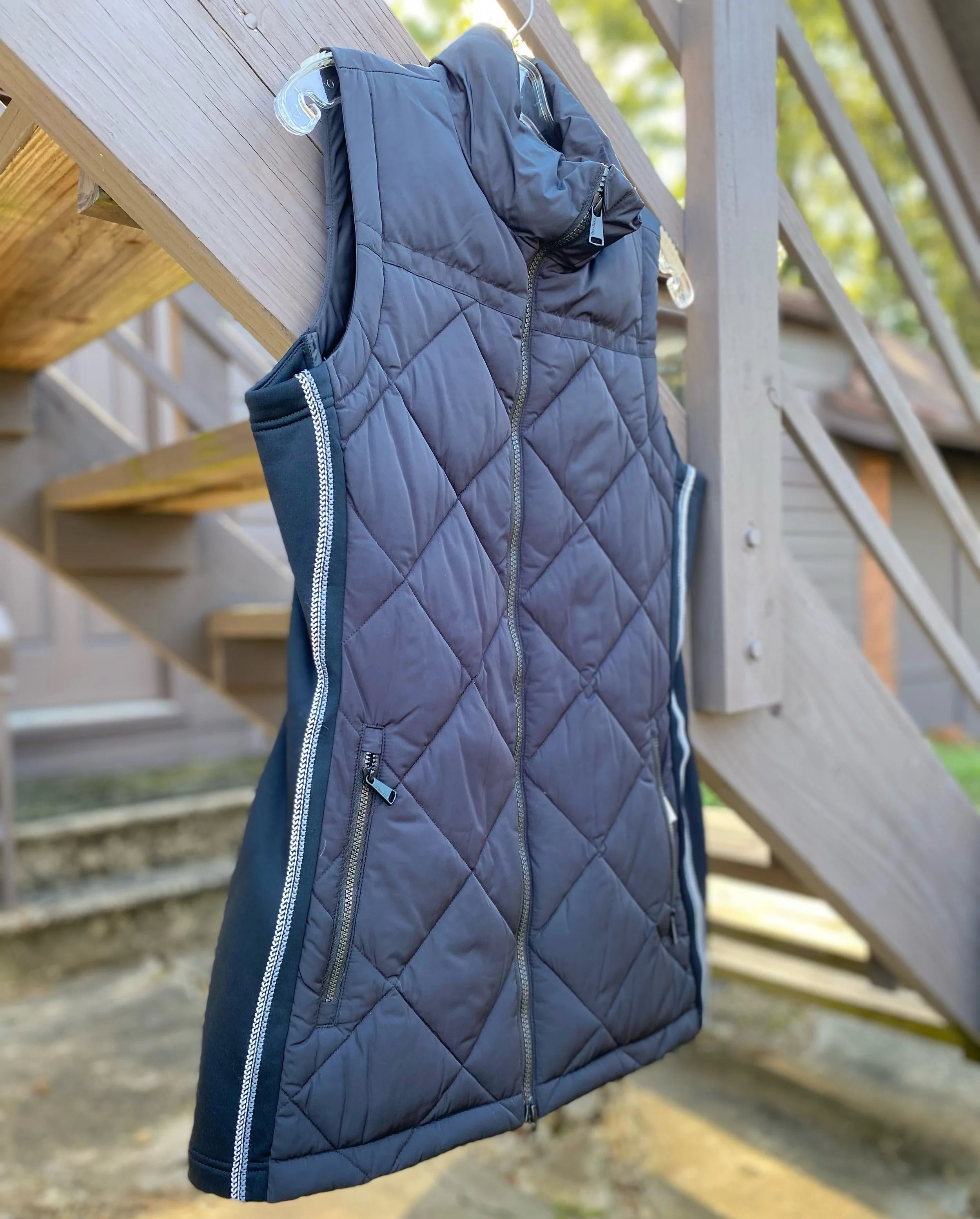 The vest EVERYONES been looking for! 🤩 This Black quilted long vest is perfect for keeping warm and looking good in it! ✨By Alp n Rock at a size S and was $378 NEW, our price just $94.99! 🖤
