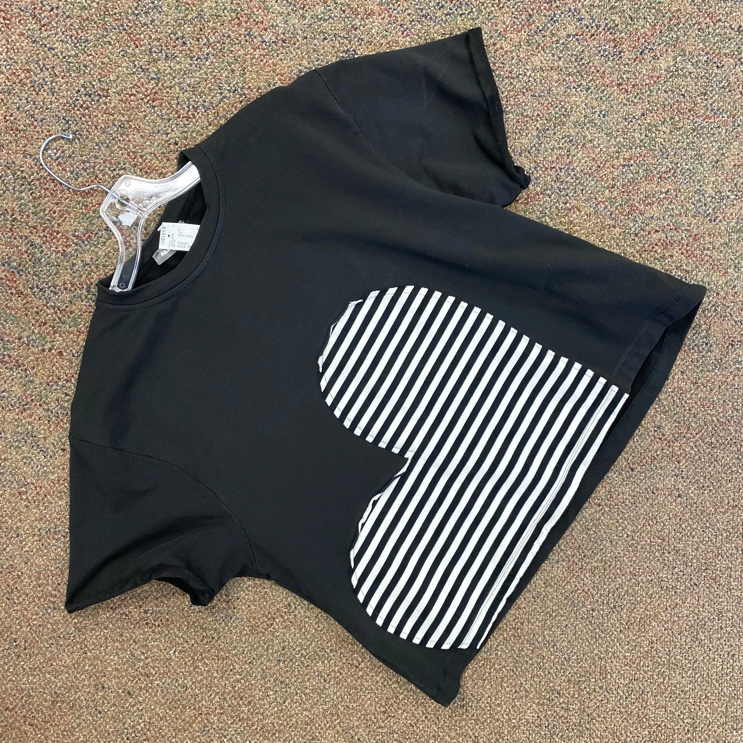 Alexia is obsessed with anything and everything hearts, and here&rsquo;s a piece that&rsquo;s subtle yet adorable! Alembika size M, just $25.99! 🤍🖤🤍