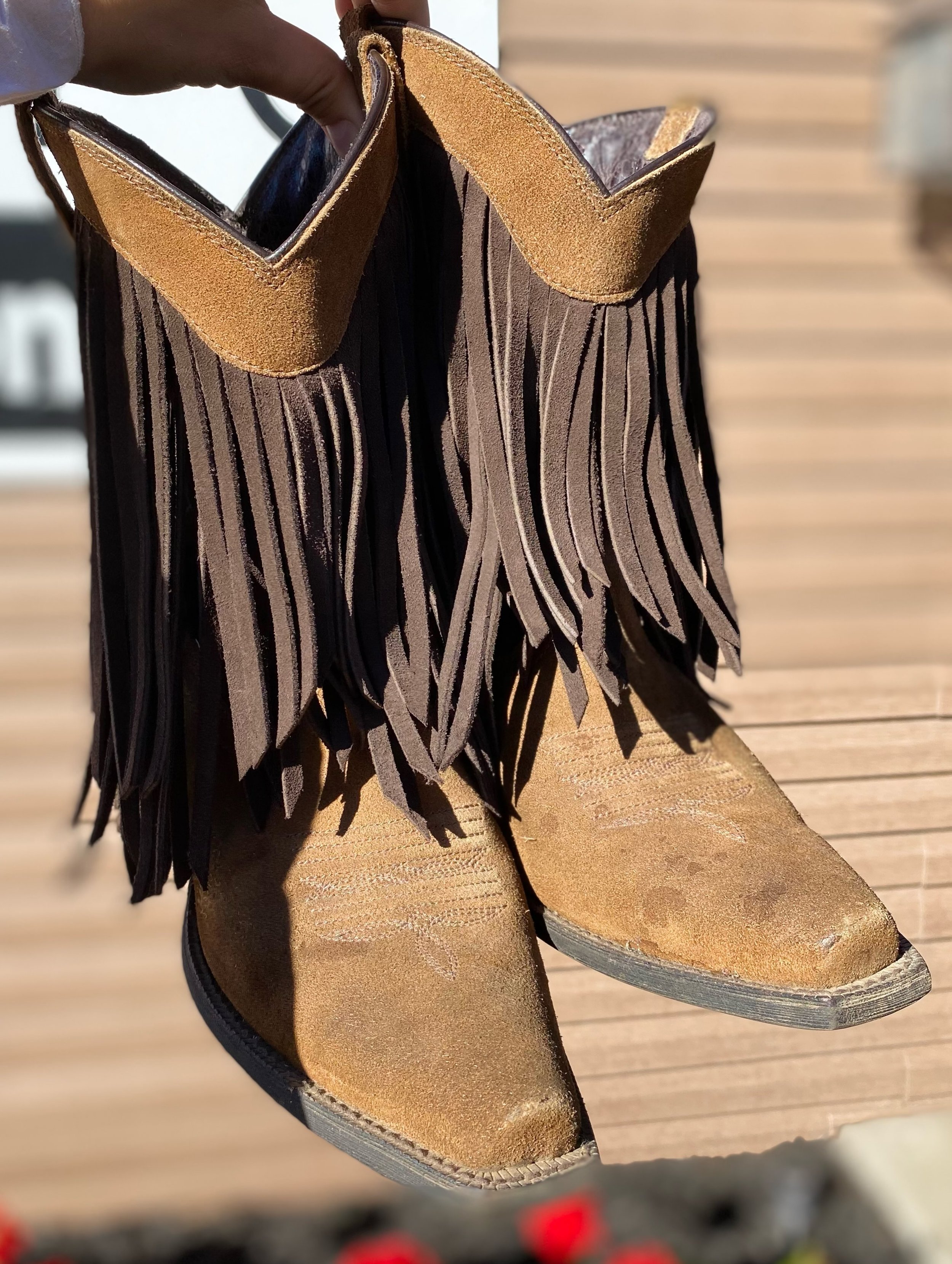 Coolest Ariat Cowboy Boots! Fringe to make every step fashionable! Size 9.5, only $52.99! 🤩
