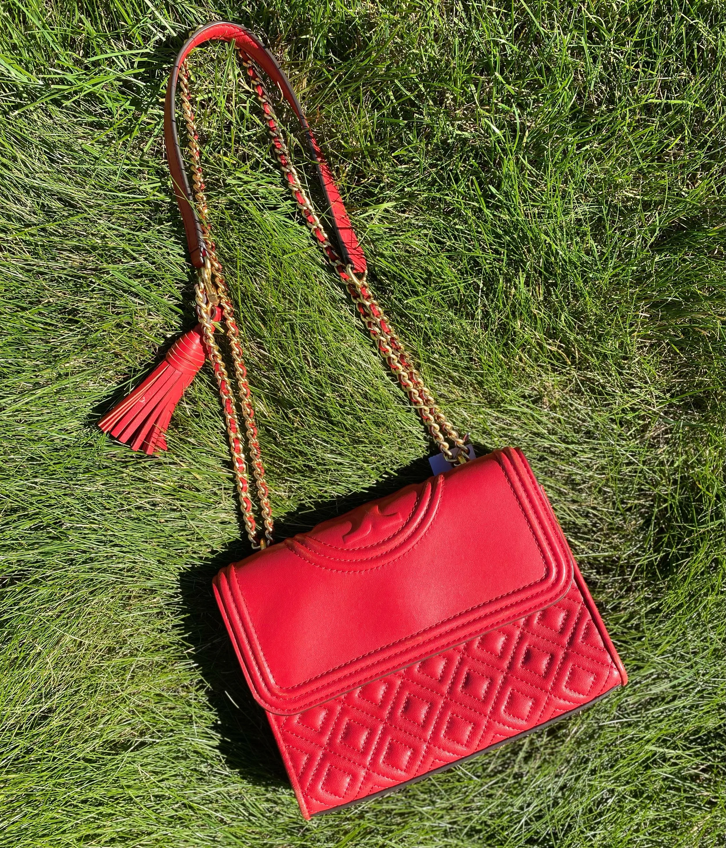 This bag is bringing music to our ears! 😍She is a STUNNING bright red Tory Burch crossbody, and she feels so soft!! Only $114.95! ❤️