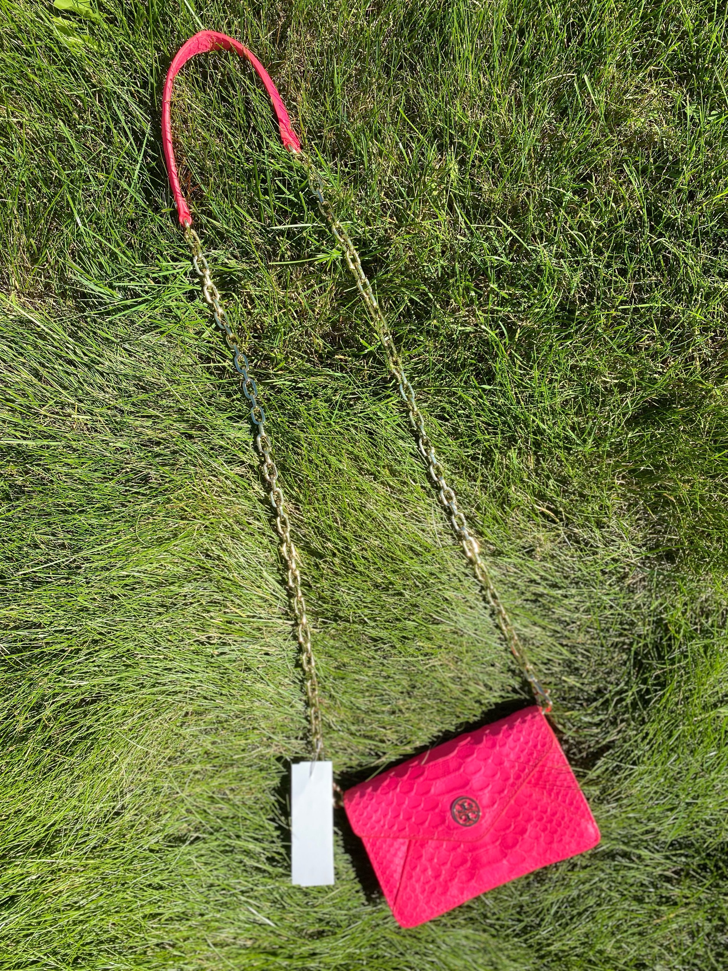 Tory Burch lovers! 💖 This hot pink crossbody is the perfect little bag to bring a pop of color to your outfit! Only $65.99! 😍
