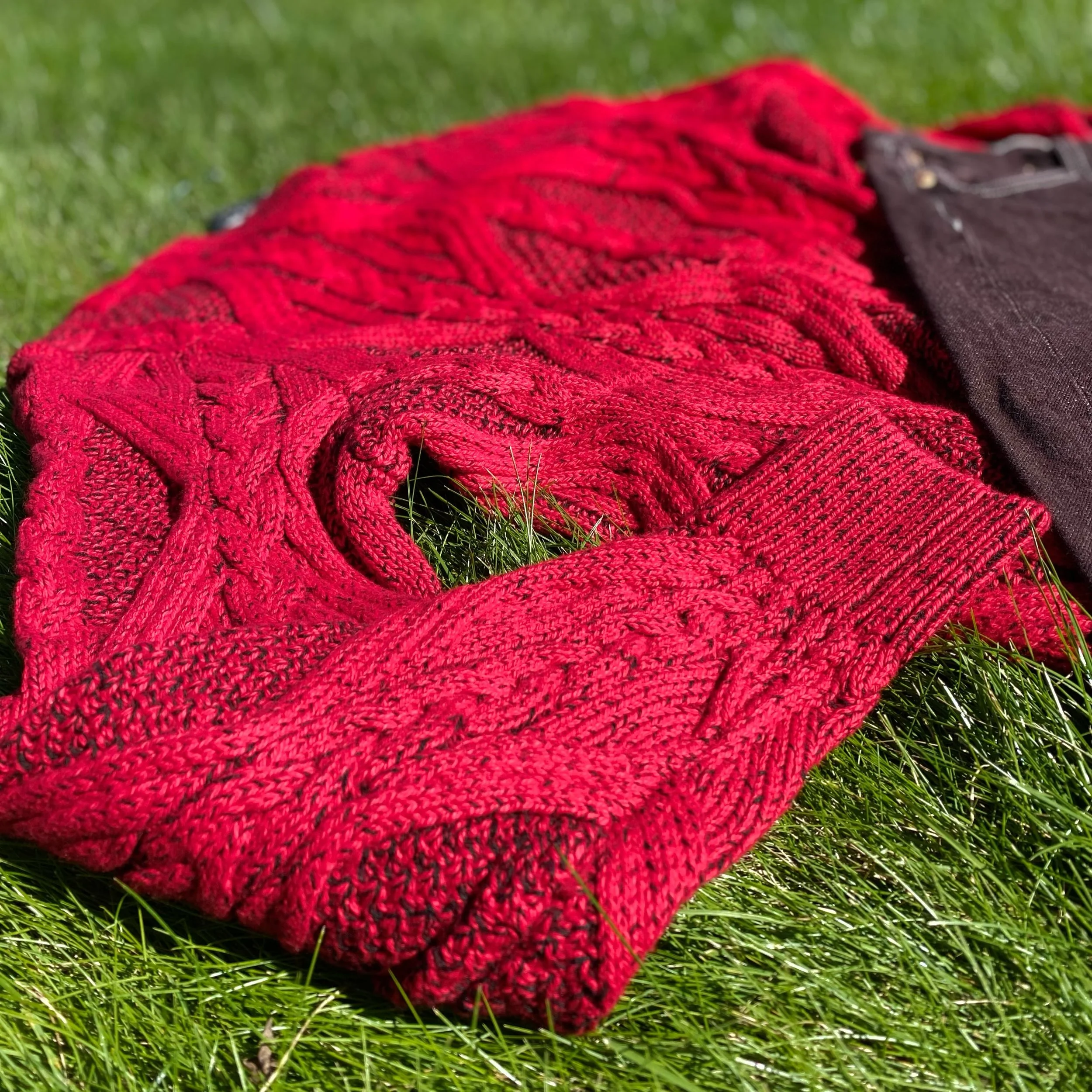 Boy oh boy do we have a treat for the boys! 🤗 We just love a red and brown combo, especially with these Levi&rsquo;s Jeans! The jeans are a 30 x 32, only $27.99 and the NWT Express top size S, only $25.99! ❤️🤎