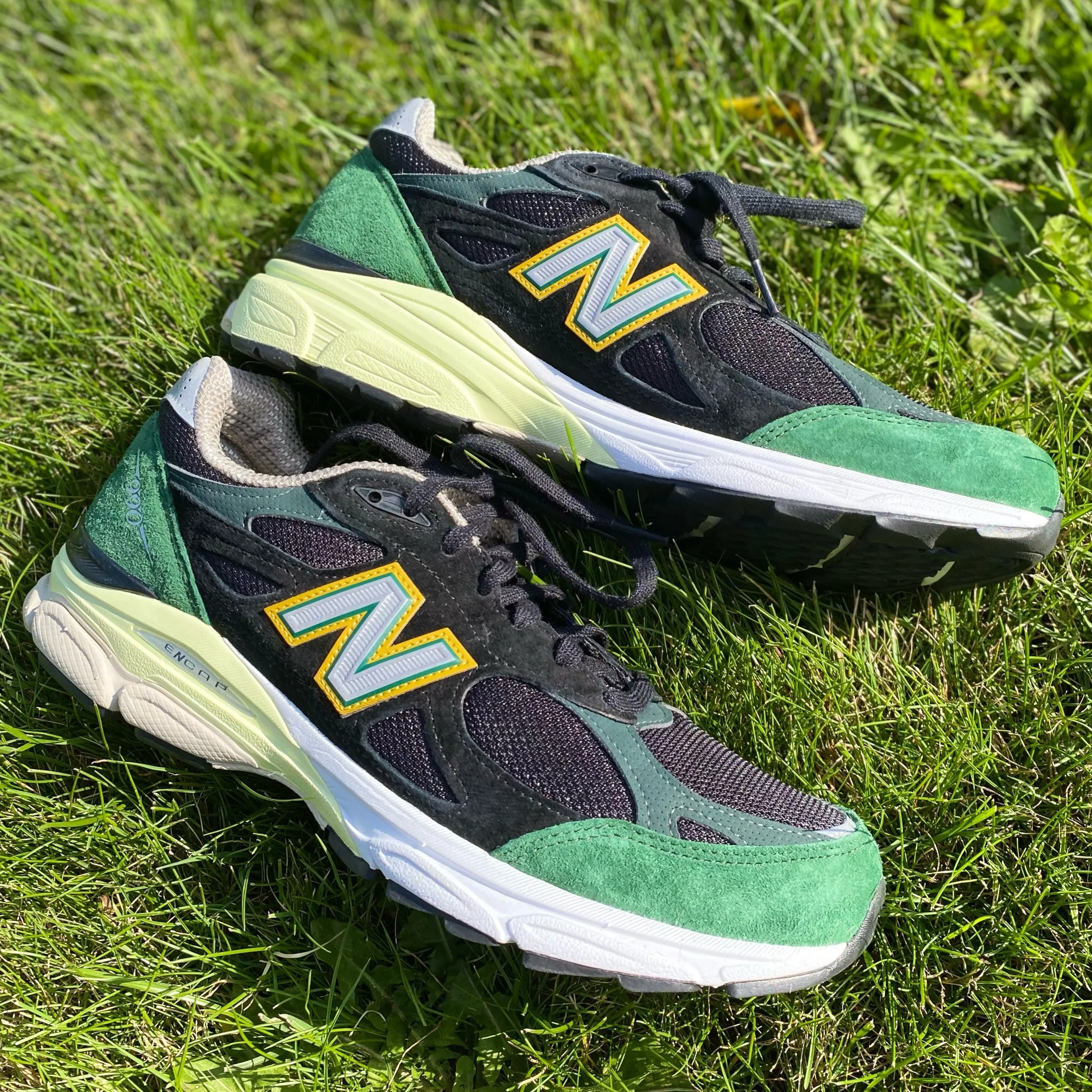 These Heritage 990 New Balances are so unique!! A Mens Size 10, only $89.99! 🖤💚