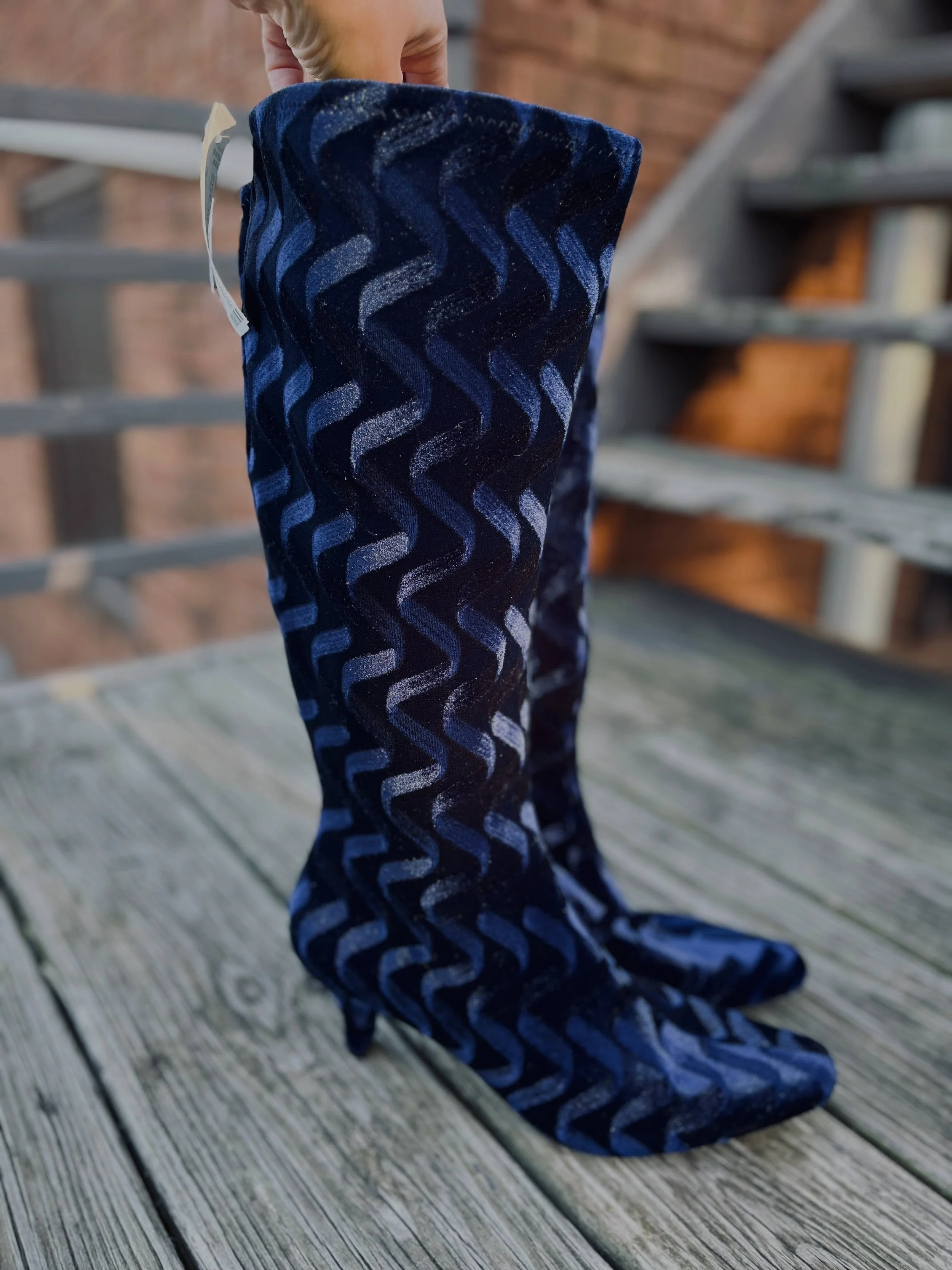 Who says Fall Fashion has to be dull?! Not with these boots! Size 10, $38.99! 💙💙💙
