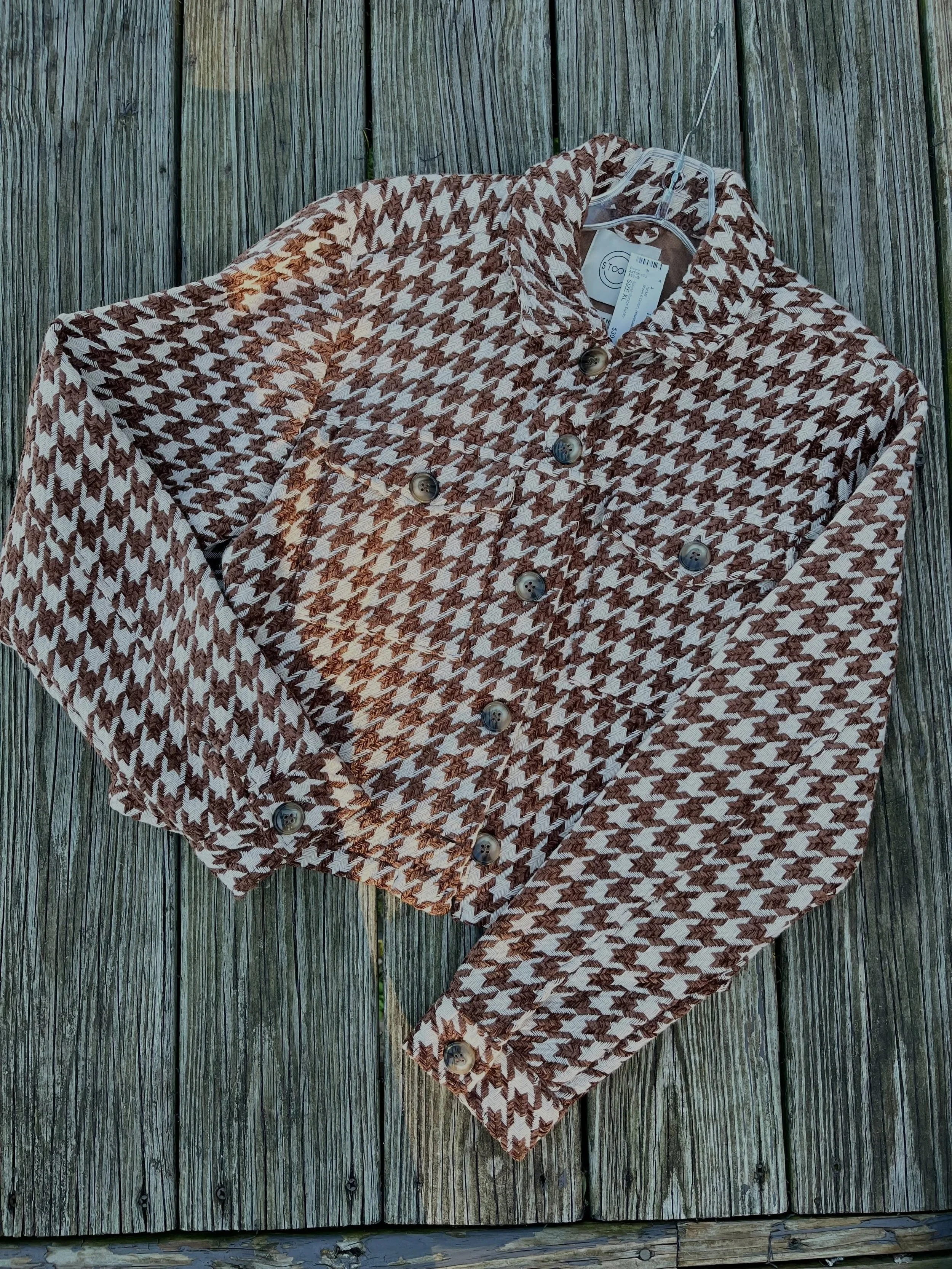 A little houndstooth to spice up our Fall Closets? Yes, please! 🤎🤍🤎 Size CL, brand Stoosh, price $30.99!