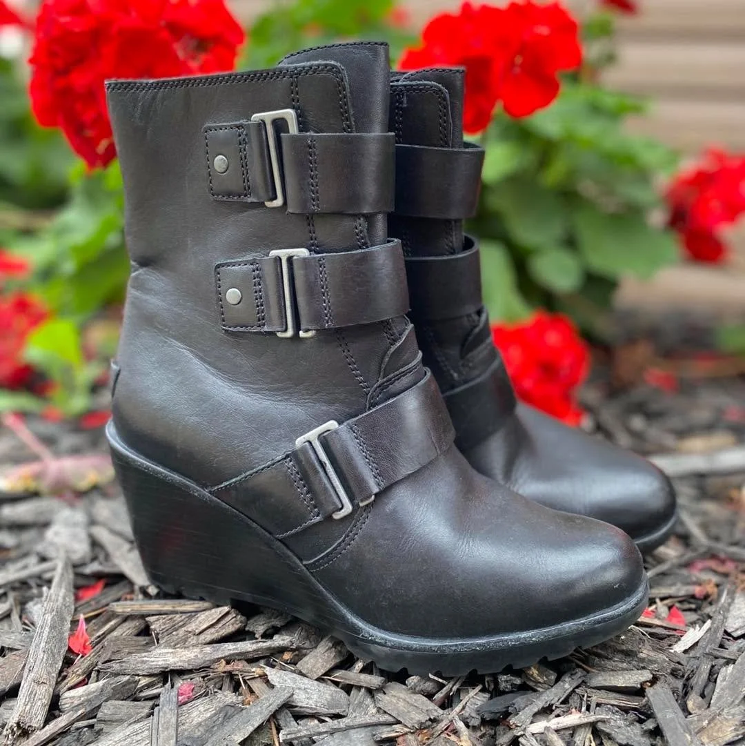 Gorgeous Sorel leather wedge boots! Size 8, just $45.99! 🖤