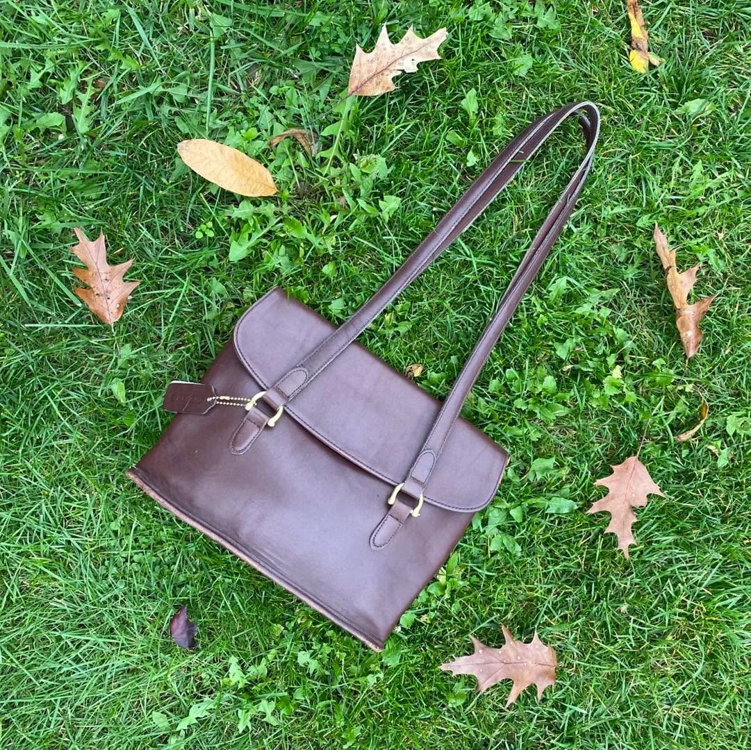 Coach lovers, your bag has arrived! 🤎 This dark brown leather bag is that nice soft leather, with stunning golden hardware you can&rsquo;t pass up! Only $148.99! ✨