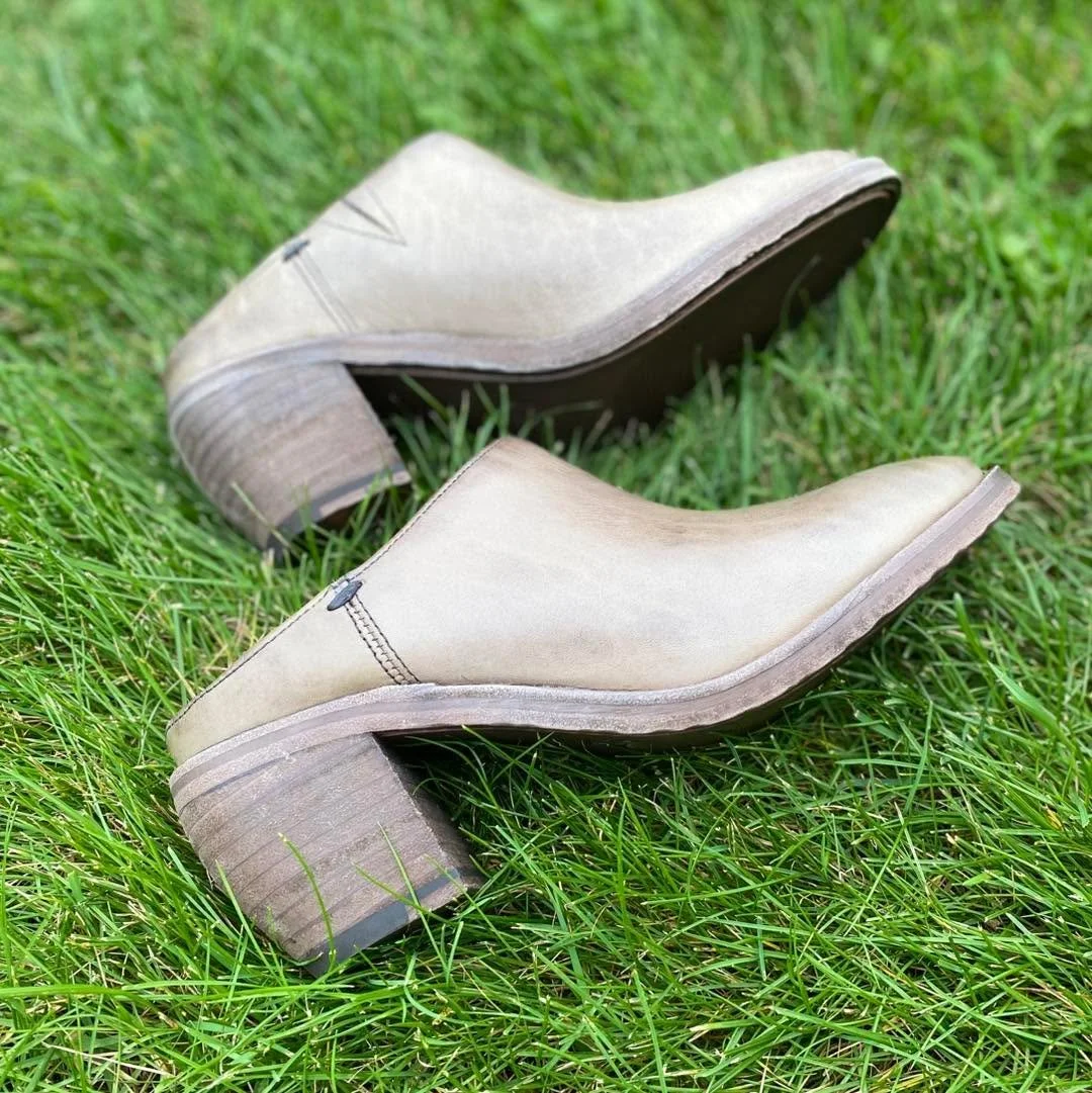 Frye slides in this beautiful distressed olive color!😍 Made in Mexico, these leather cuties are a size 7, only $45.99! ✨