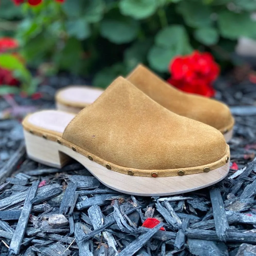 ADORBALE J Crew clogs!! 🤩🤩 Studded in this camel color, these size 7 slides are just $39.99! 💛