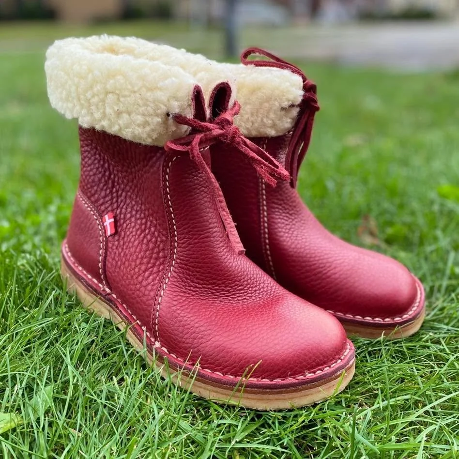 Take care for your feet - wear duckfeet! 🦆

Danish made booties are perfect for the winter season, and why not duck walk in them for fun? 😂 Size 6.5, these duckies were $338 NEW, our price only $149.99! ❤️