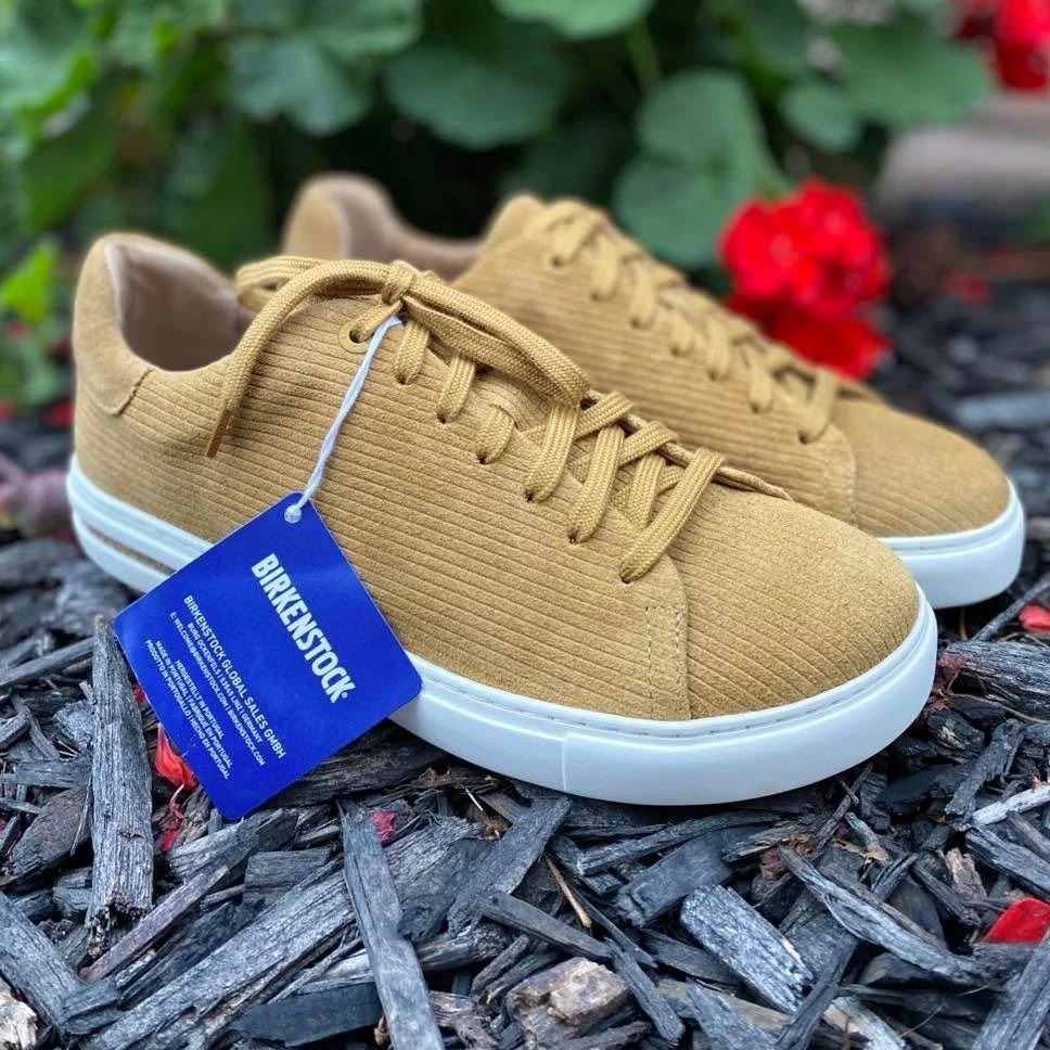 Corduroy Birkenstocks? Yes please! 😍

These size 7.5 camel cuties are NWT and even comes with the original box! Only $60.99! 🤗
